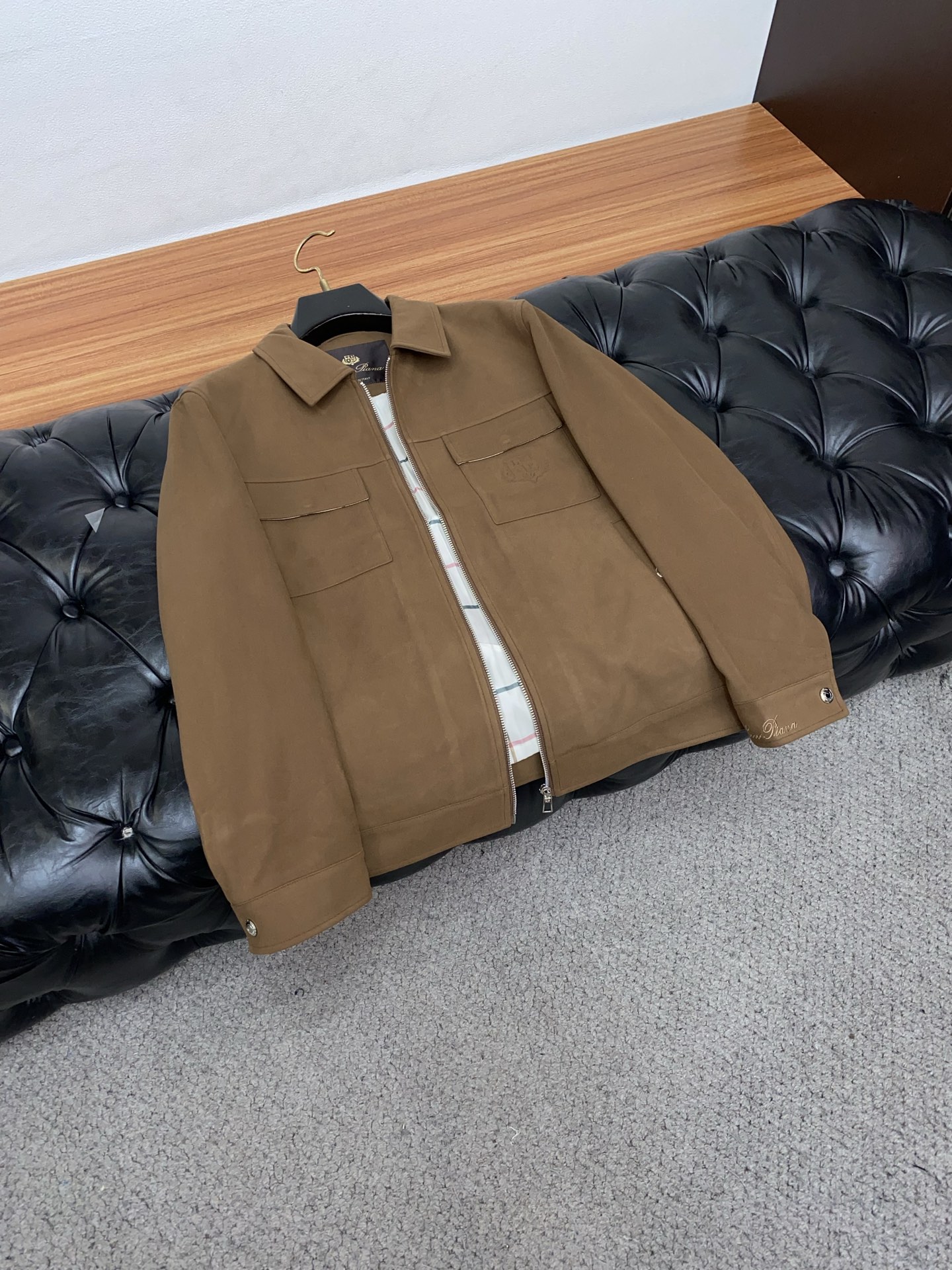 lp🆕 诺悠翩雅 2025新款行政翻领夹克夹克外套 简约而利落设计便足以吸引你的目光。不仅为整体造型增添