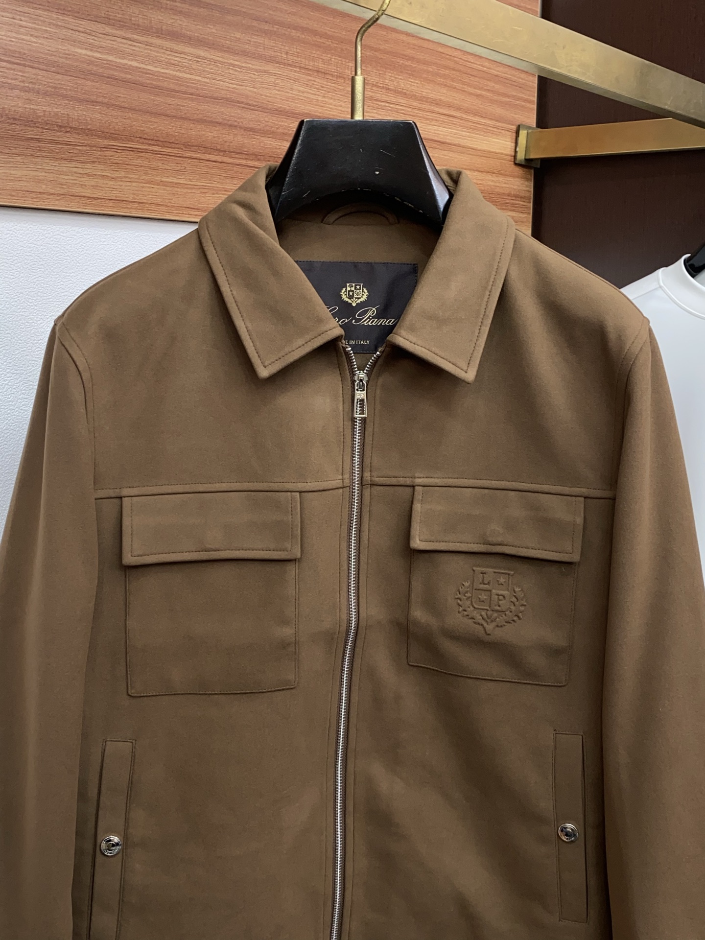 lp🆕 诺悠翩雅 2025新款行政翻领夹克夹克外套 简约而利落设计便足以吸引你的目光。不仅为整体造型增添