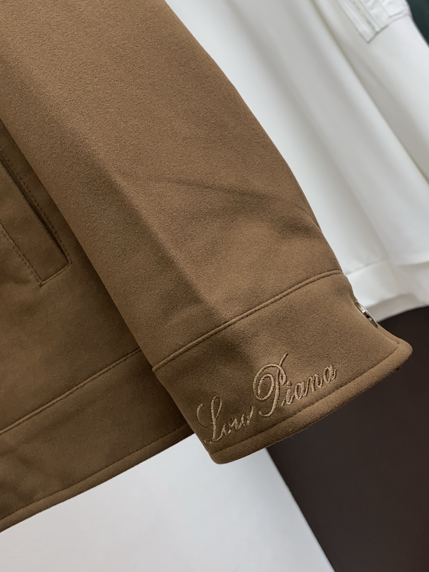 lp🆕 诺悠翩雅 2025新款行政翻领夹克夹克外套 简约而利落设计便足以吸引你的目光。不仅为整体造型增添