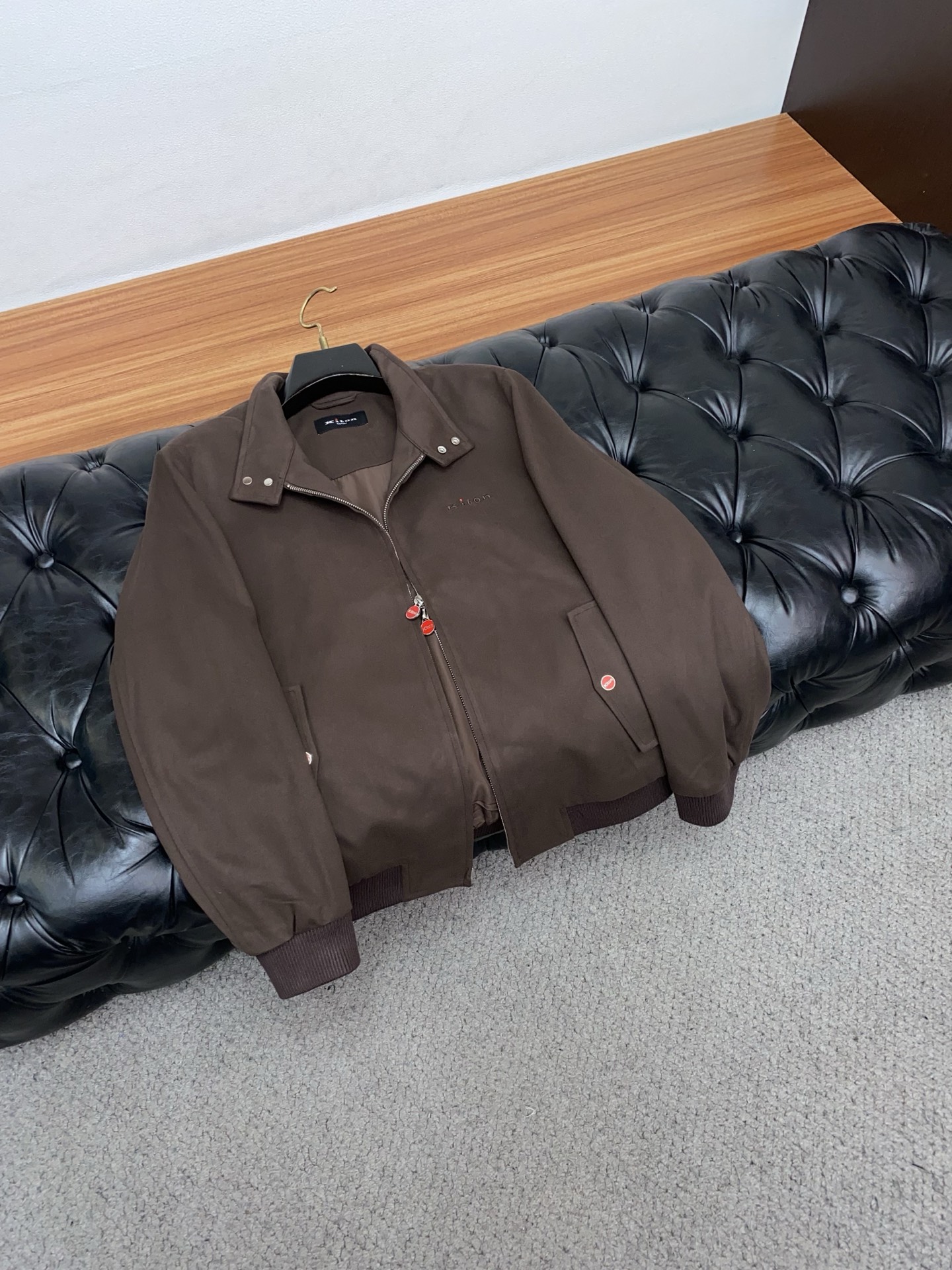 kiton 夹克外套 简约而利落设计便足以吸引你的目光。不仅为整体造型增添了一份干练与精神，还能在微凉的