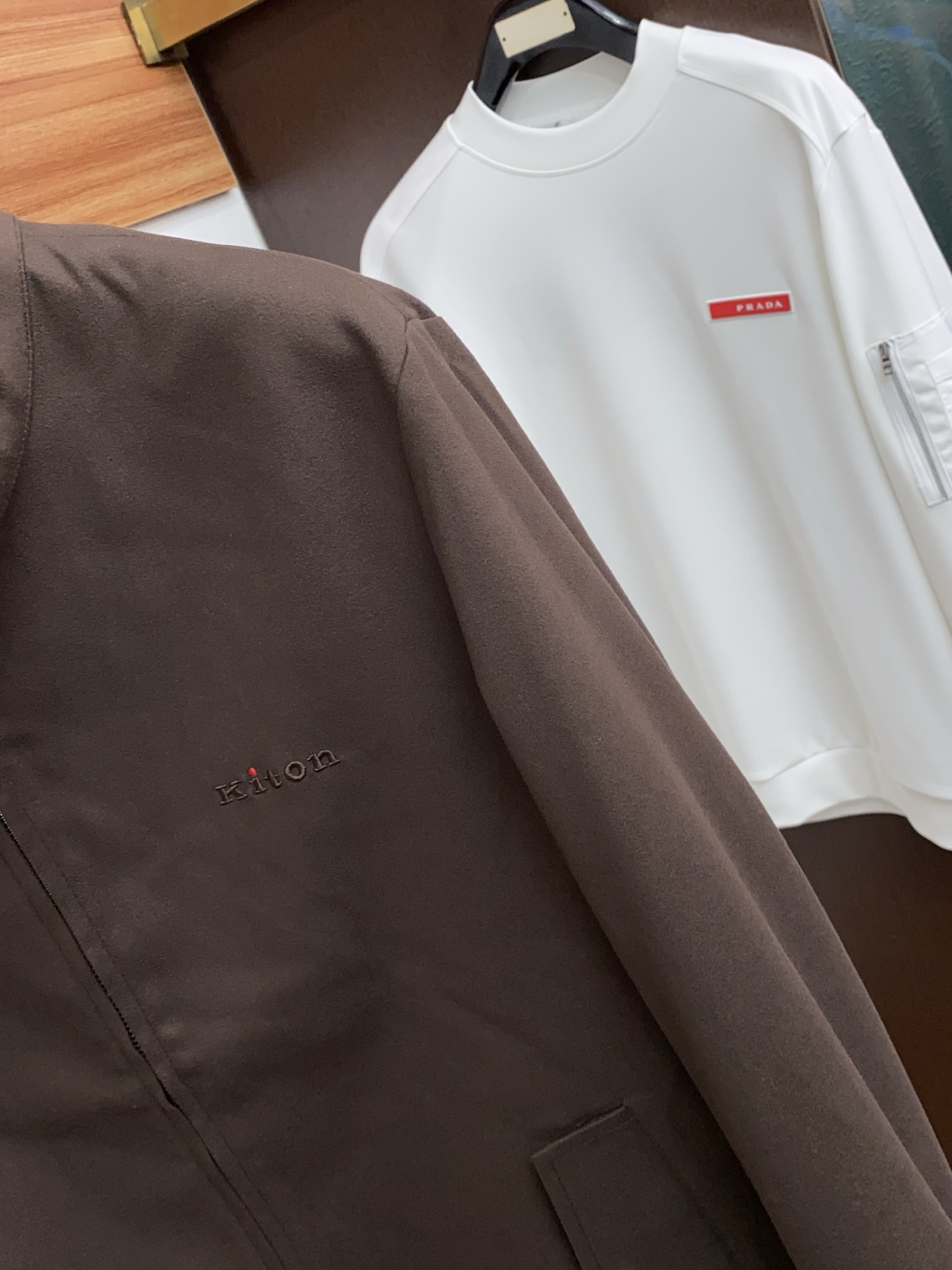 kiton 夹克外套 简约而利落设计便足以吸引你的目光。不仅为整体造型增添了一份干练与精神，还能在微凉的