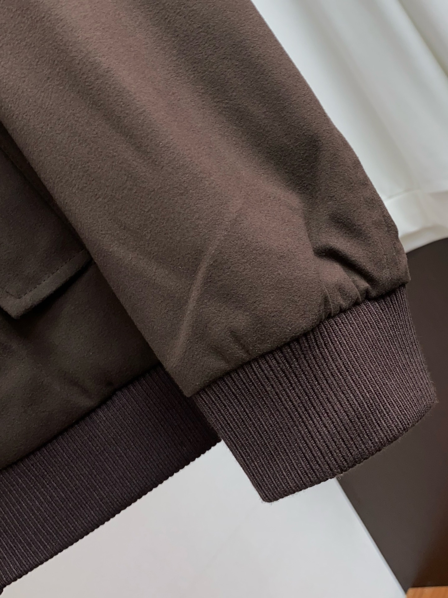 kiton 夹克外套 简约而利落设计便足以吸引你的目光。不仅为整体造型增添了一份干练与精神，还能在微凉的