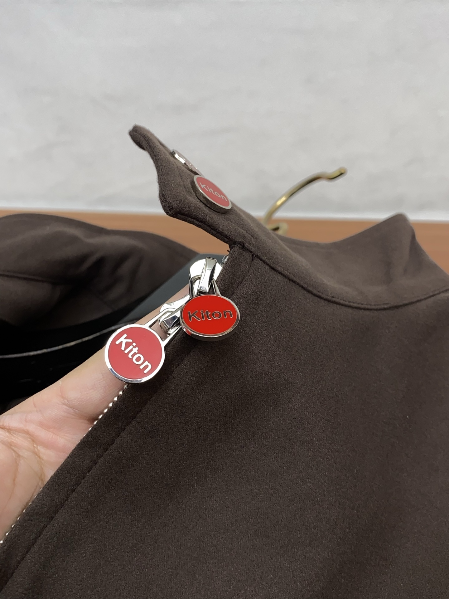 kiton 夹克外套 简约而利落设计便足以吸引你的目光。不仅为整体造型增添了一份干练与精神，还能在微凉的