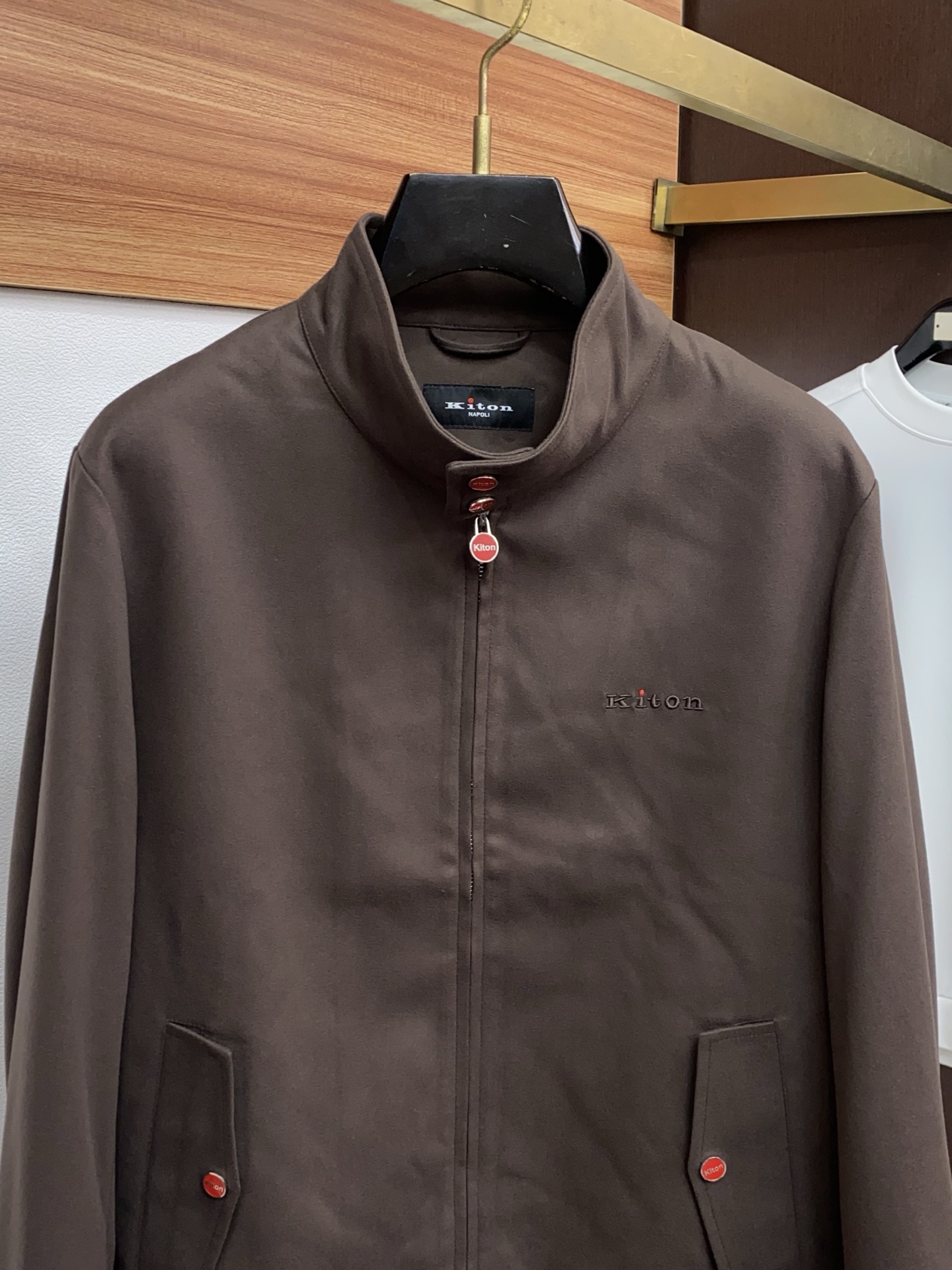 kiton 夹克外套 简约而利落设计便足以吸引你的目光。不仅为整体造型增添了一份干练与精神，还能在微凉的