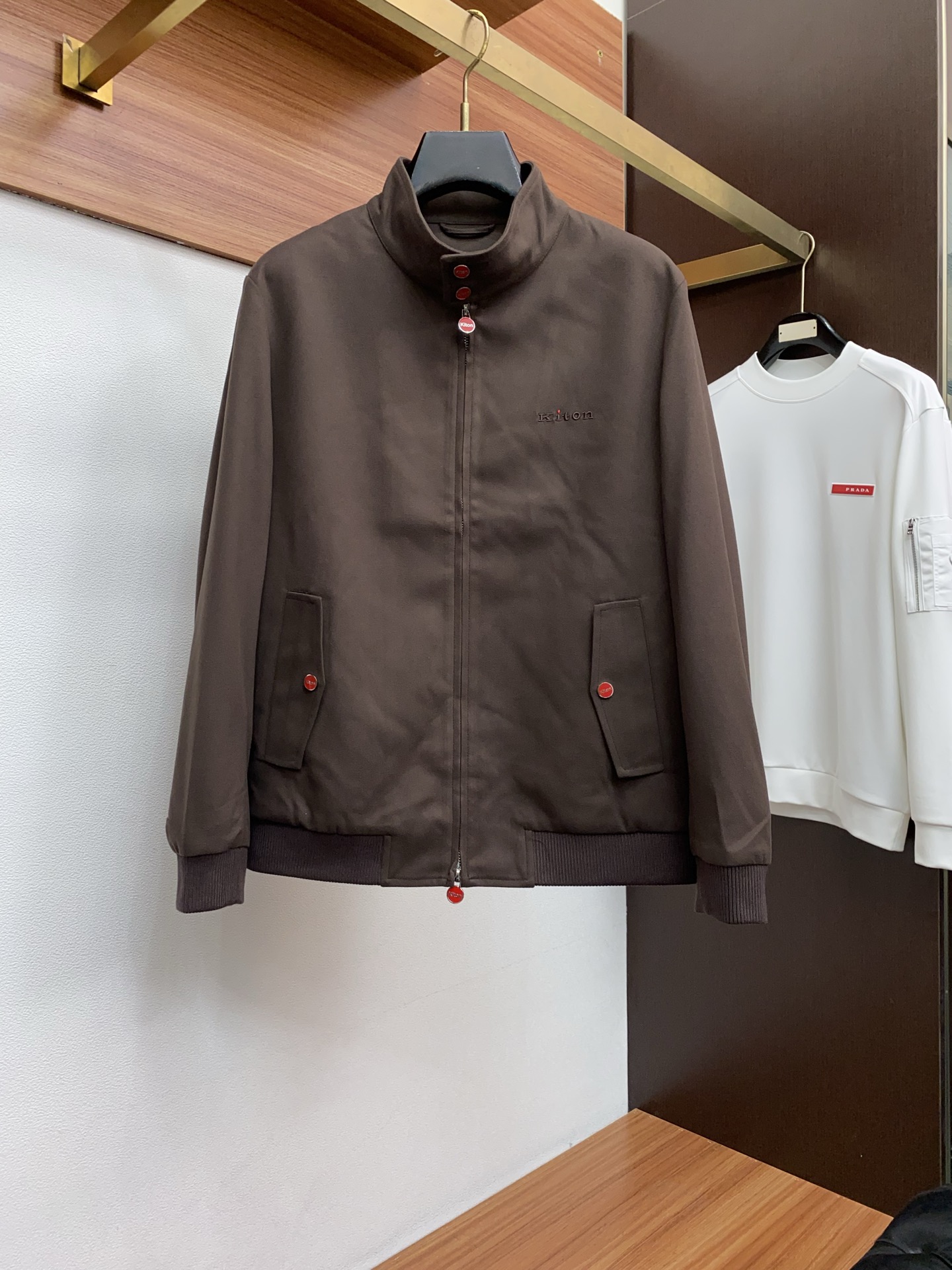 kiton 夹克外套 简约而利落设计便足以吸引你的目光。不仅为整体造型增添了一份干练与精神，还能在微凉的