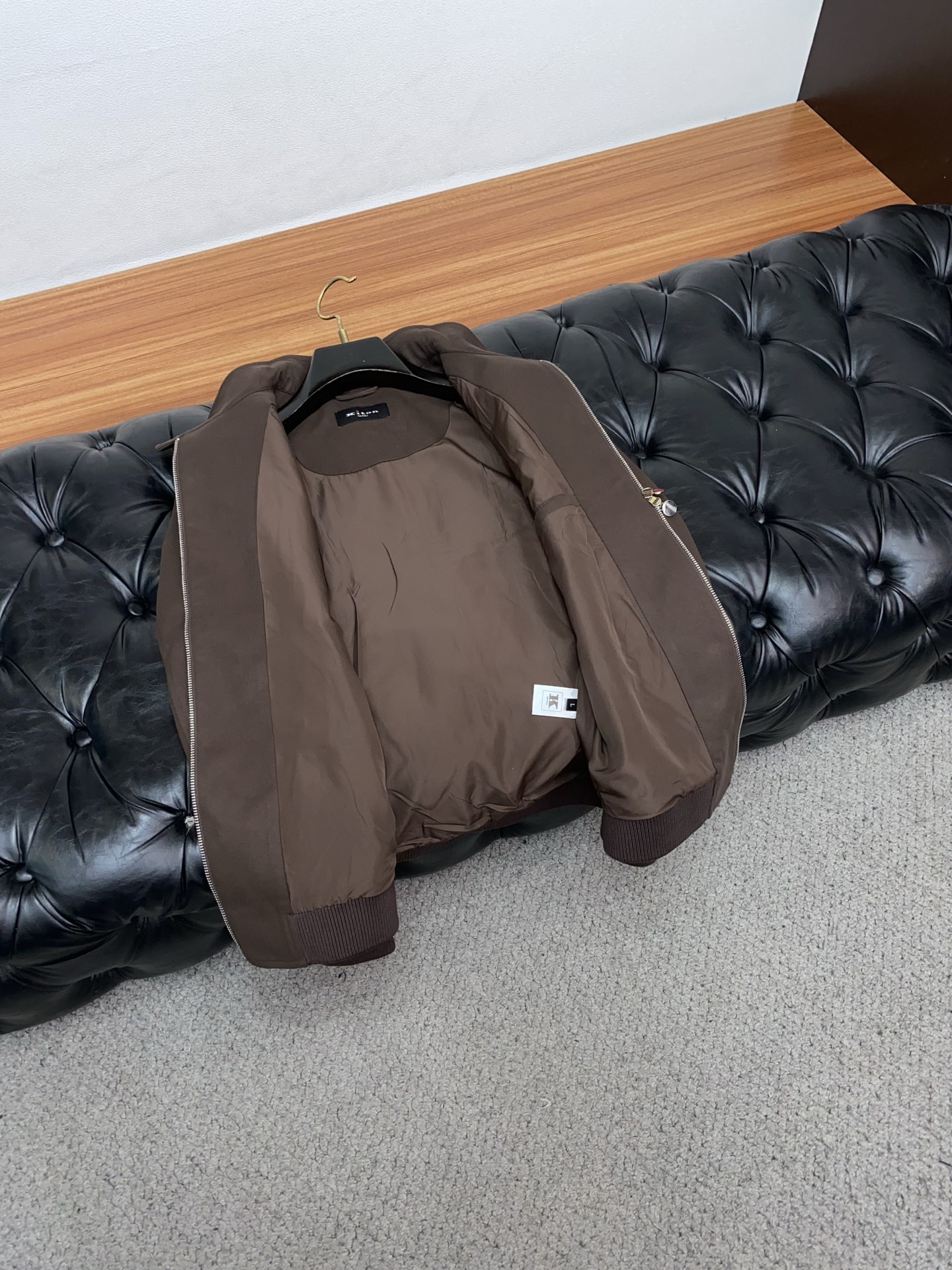 kiton 夹克外套 简约而利落设计便足以吸引你的目光。不仅为整体造型增添了一份干练与精神，还能在微凉的