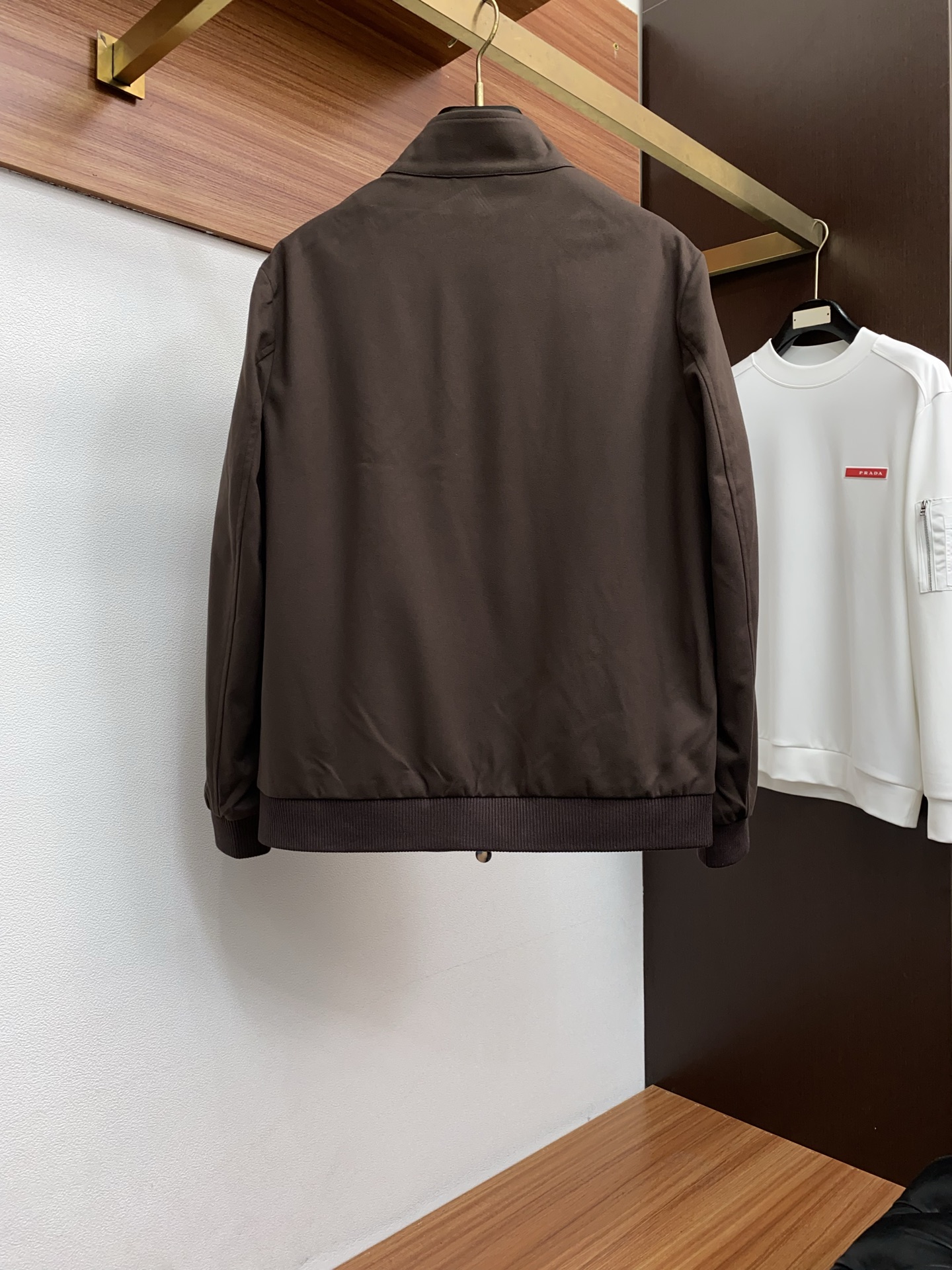 kiton 夹克外套 简约而利落设计便足以吸引你的目光。不仅为整体造型增添了一份干练与精神，还能在微凉的