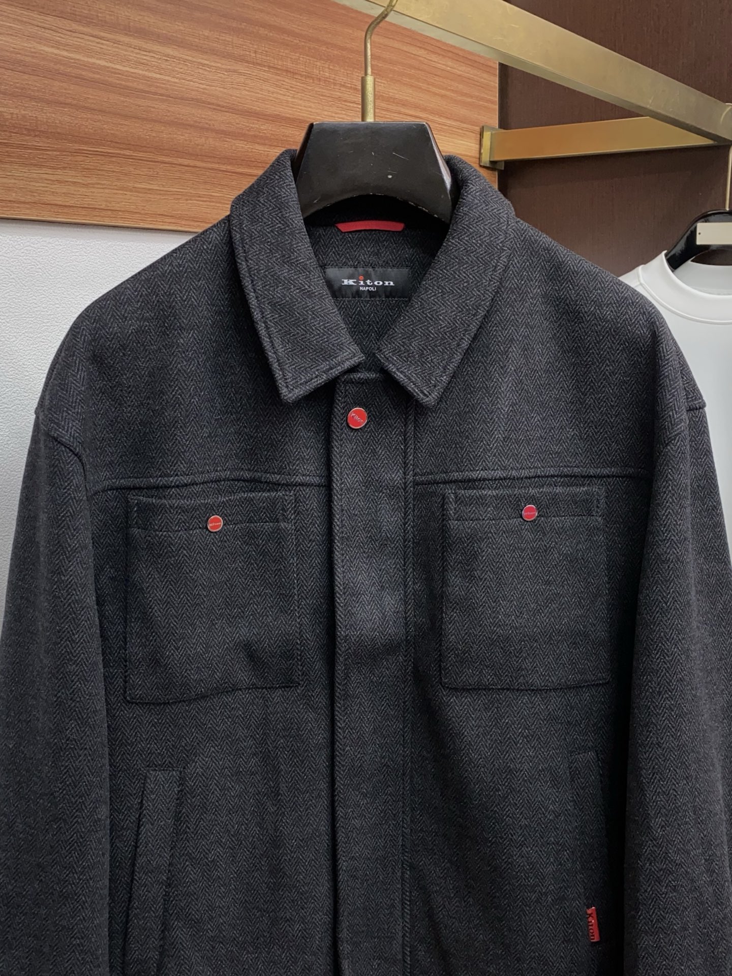 kiton 2025新款 夹克外套 简约而利落设计便足以吸引你的目光。不仅为整体造型增添了一份干练与精神