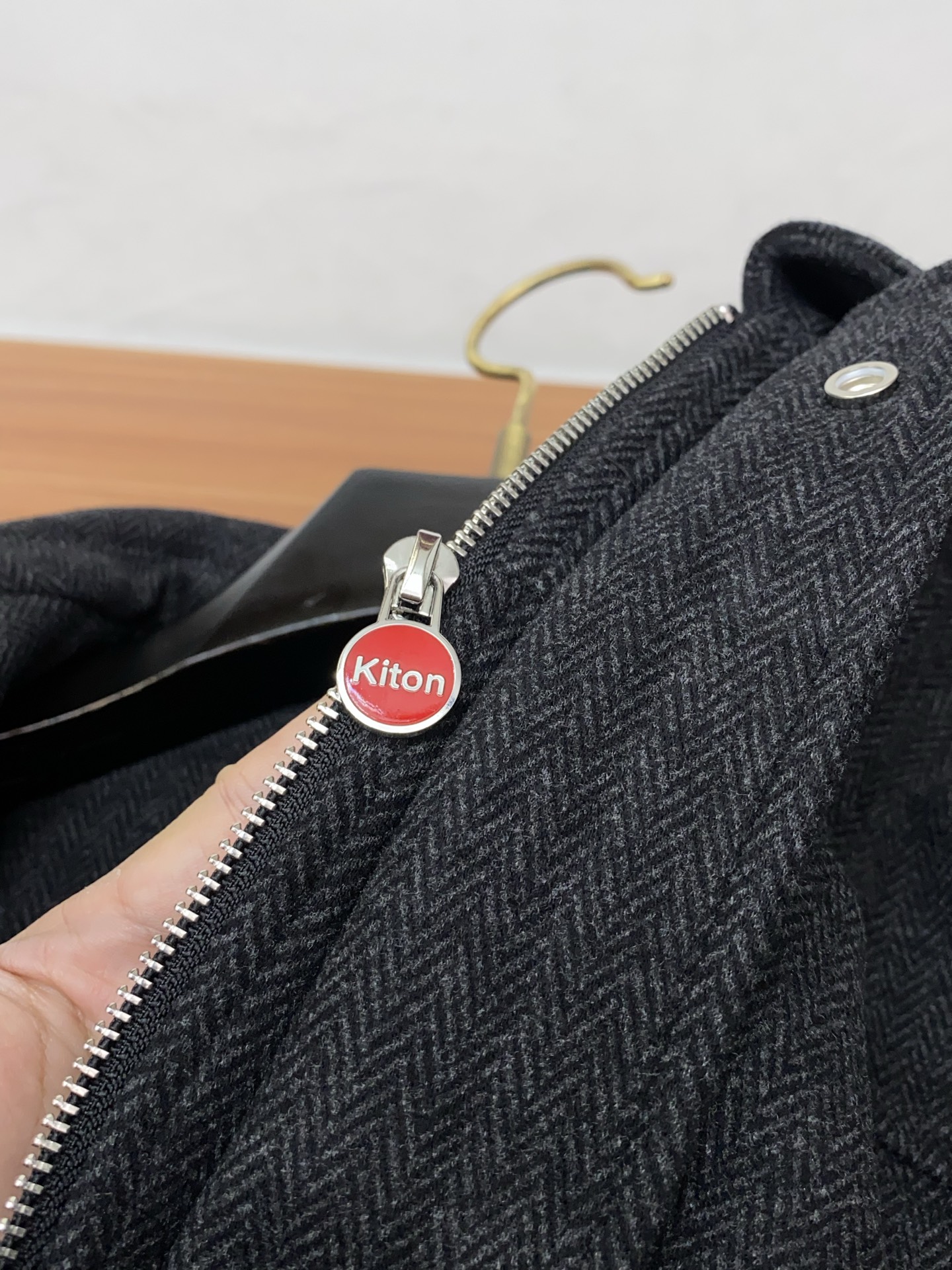 kiton 2025新款 夹克外套 简约而利落设计便足以吸引你的目光。不仅为整体造型增添了一份干练与精神