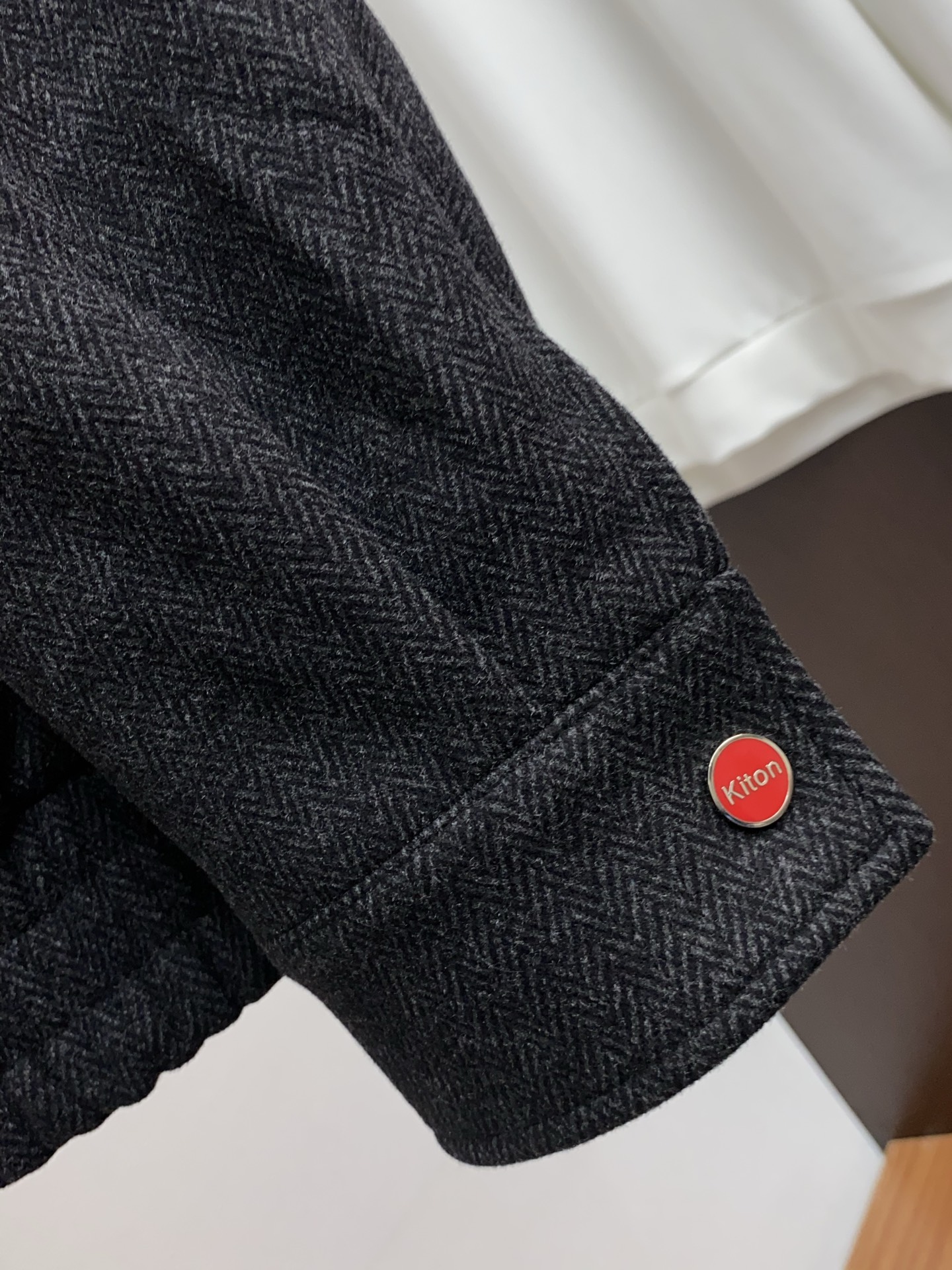 kiton 2025新款 夹克外套 简约而利落设计便足以吸引你的目光。不仅为整体造型增添了一份干练与精神