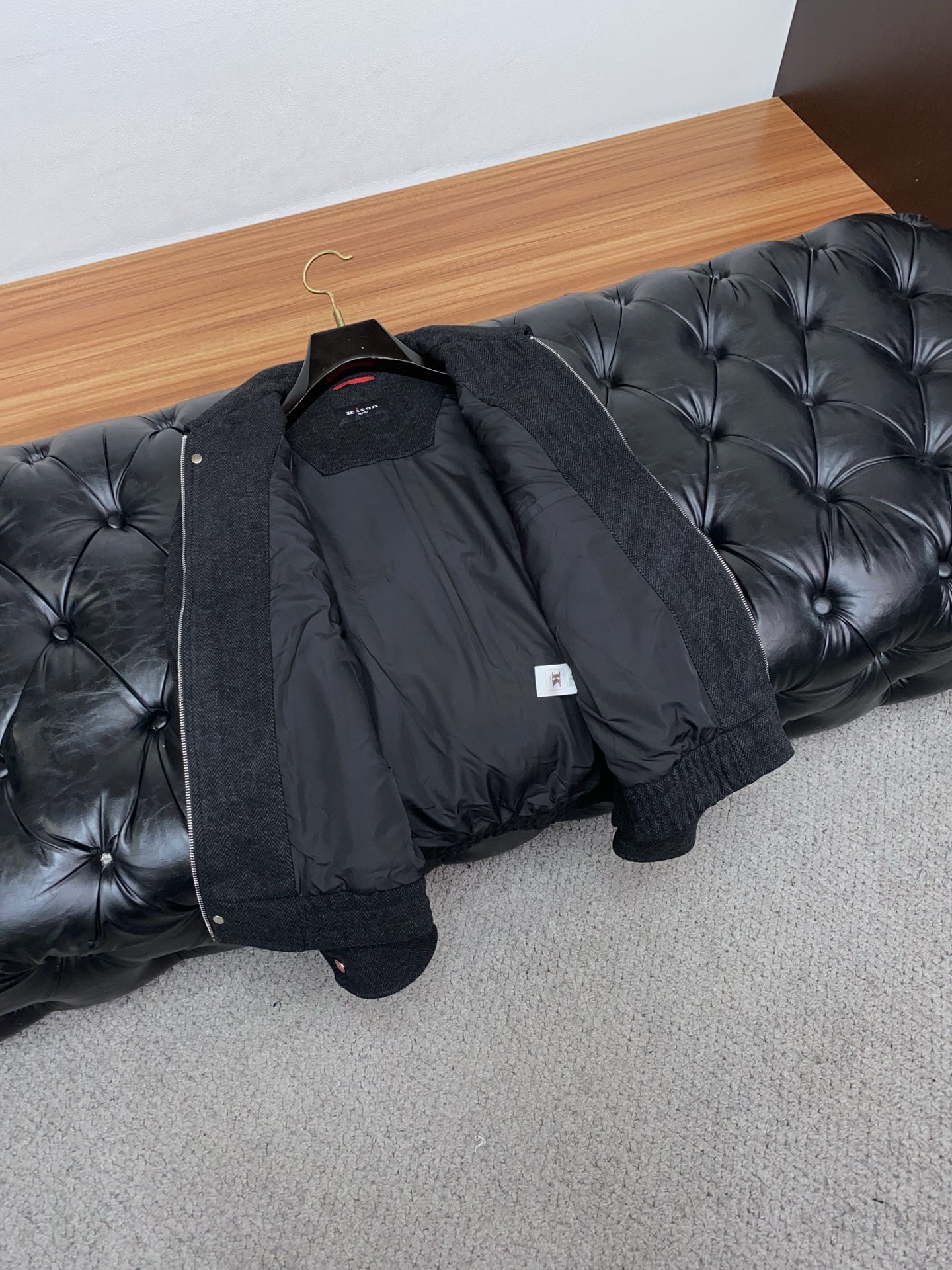 kiton 2025新款 夹克外套 简约而利落设计便足以吸引你的目光。不仅为整体造型增添了一份干练与精神