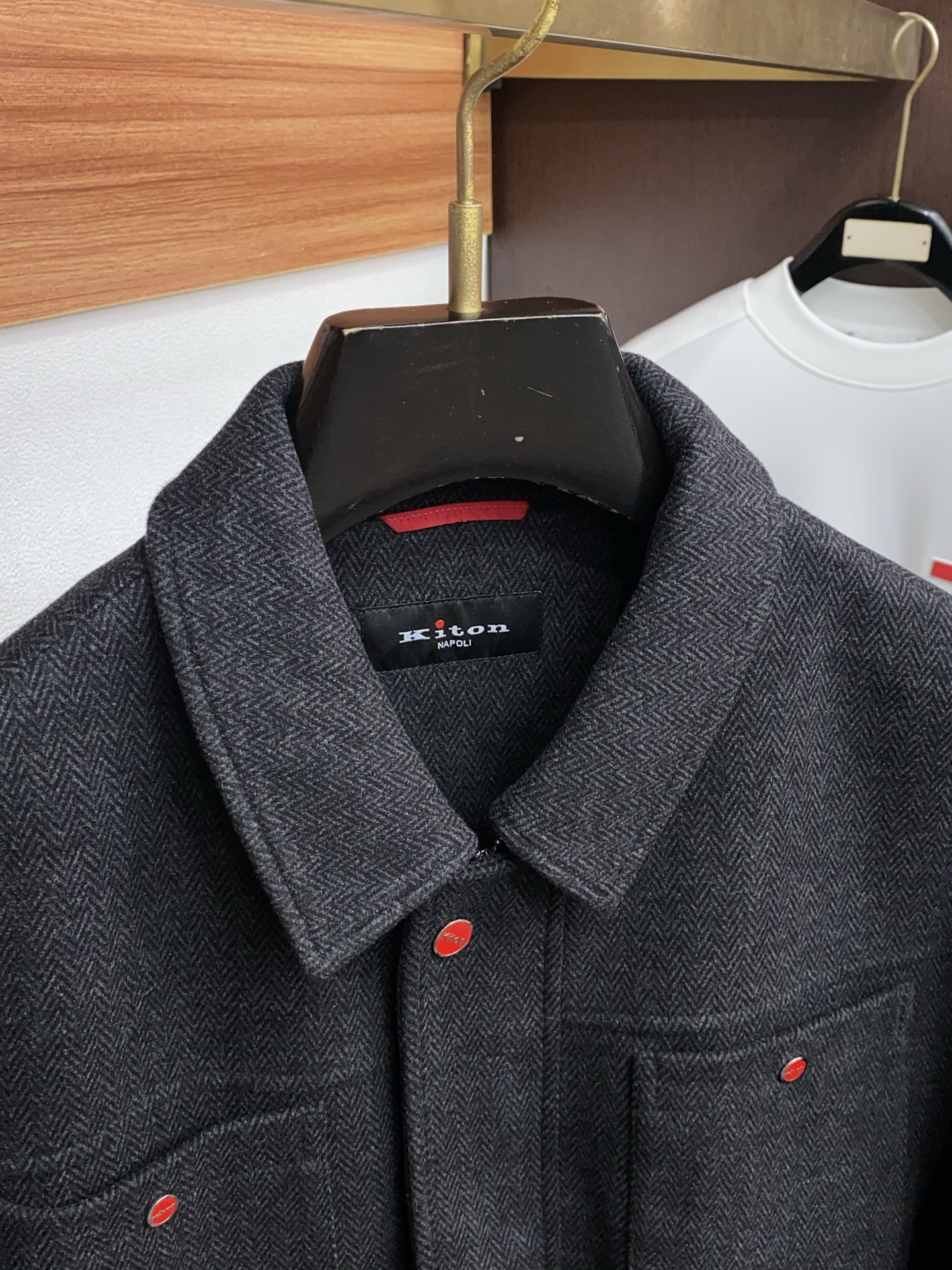 kiton 2025新款 夹克外套 简约而利落设计便足以吸引你的目光。不仅为整体造型增添了一份干练与精神