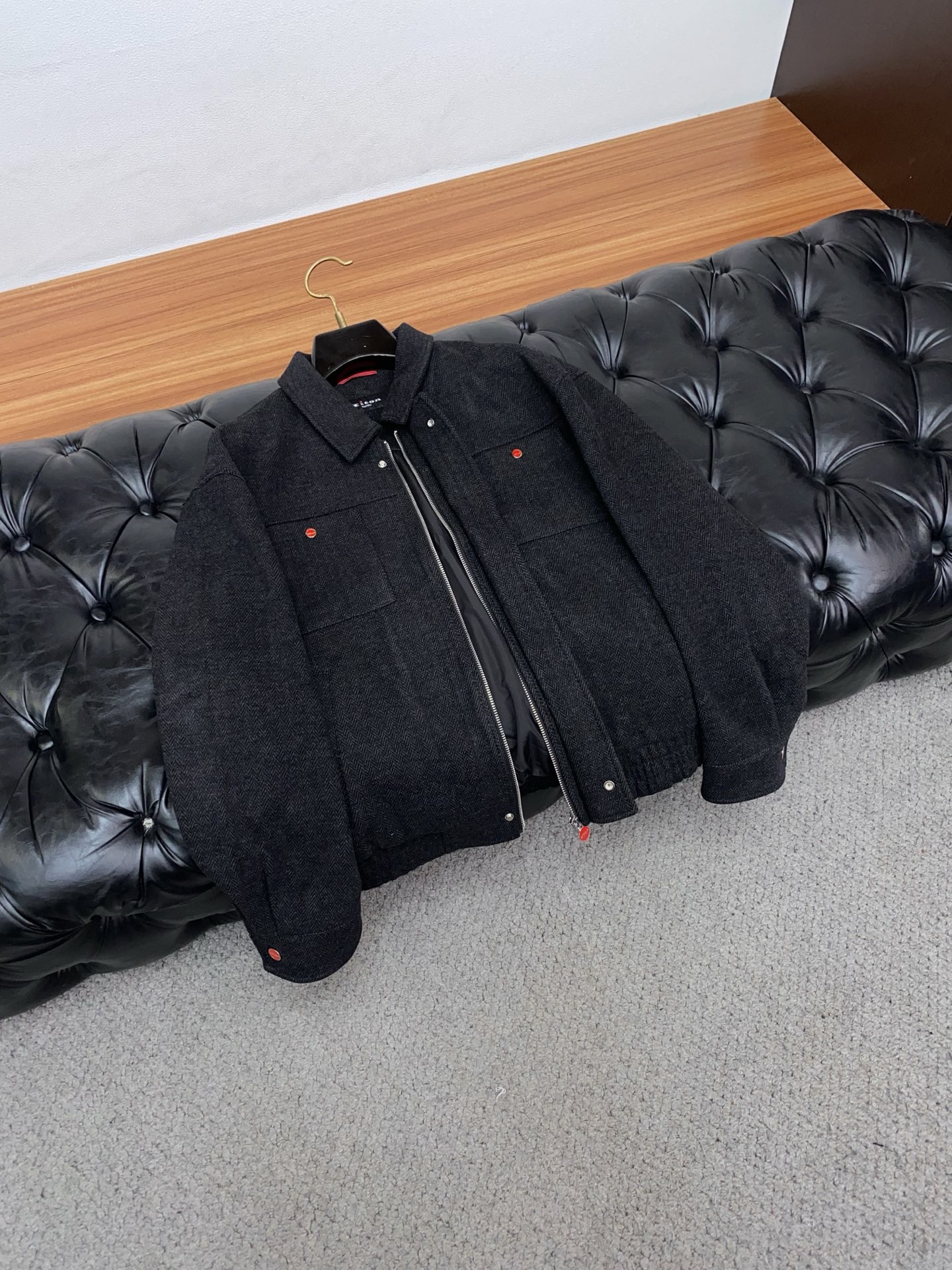 kiton 2025新款 夹克外套 简约而利落设计便足以吸引你的目光。不仅为整体造型增添了一份干练与精神