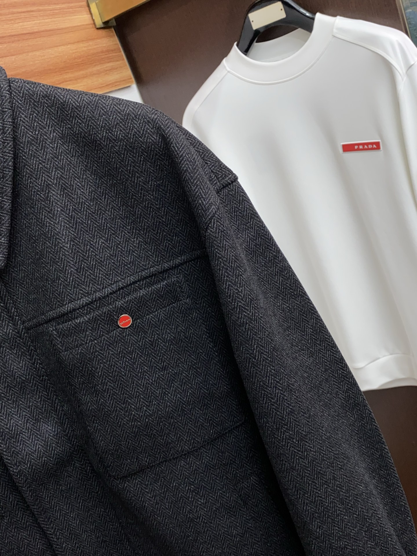 kiton 2025新款 夹克外套 简约而利落设计便足以吸引你的目光。不仅为整体造型增添了一份干练与精神