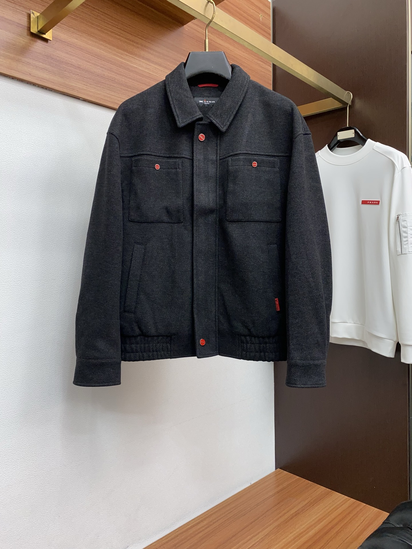 kiton 2025新款 夹克外套 简约而利落设计便足以吸引你的目光。不仅为整体造型增添了一份干练与精神