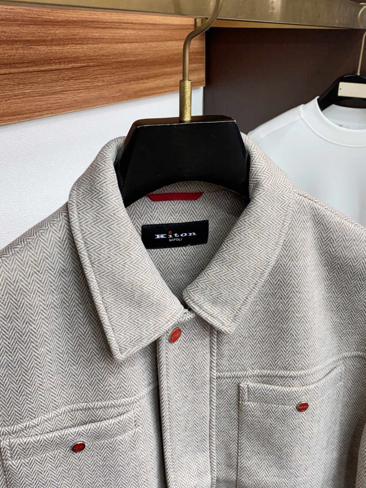 kiton 2025夹克外套 简约而利落设计便足以吸引你的目光。不仅为整体造型增添了一份干练与精神，还能