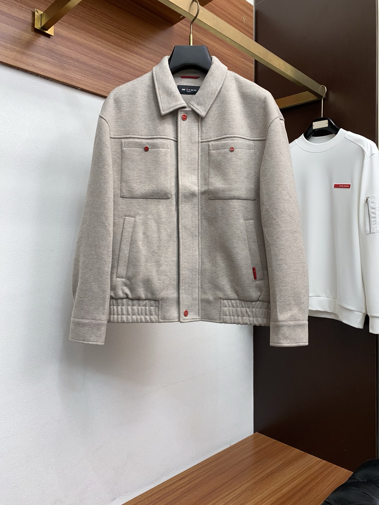 kiton 2025夹克外套 简约而利落设计便足以吸引你的目光。不仅为整体造型增添了一份干练与精神，还能