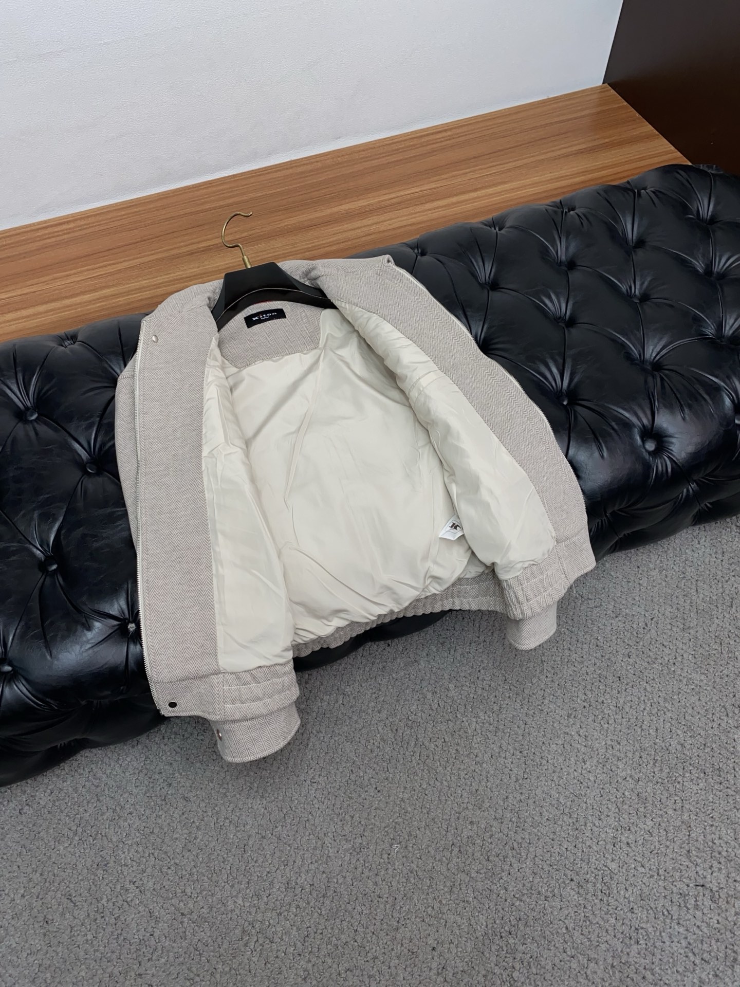 kiton 2025夹克外套 简约而利落设计便足以吸引你的目光。不仅为整体造型增添了一份干练与精神，还能