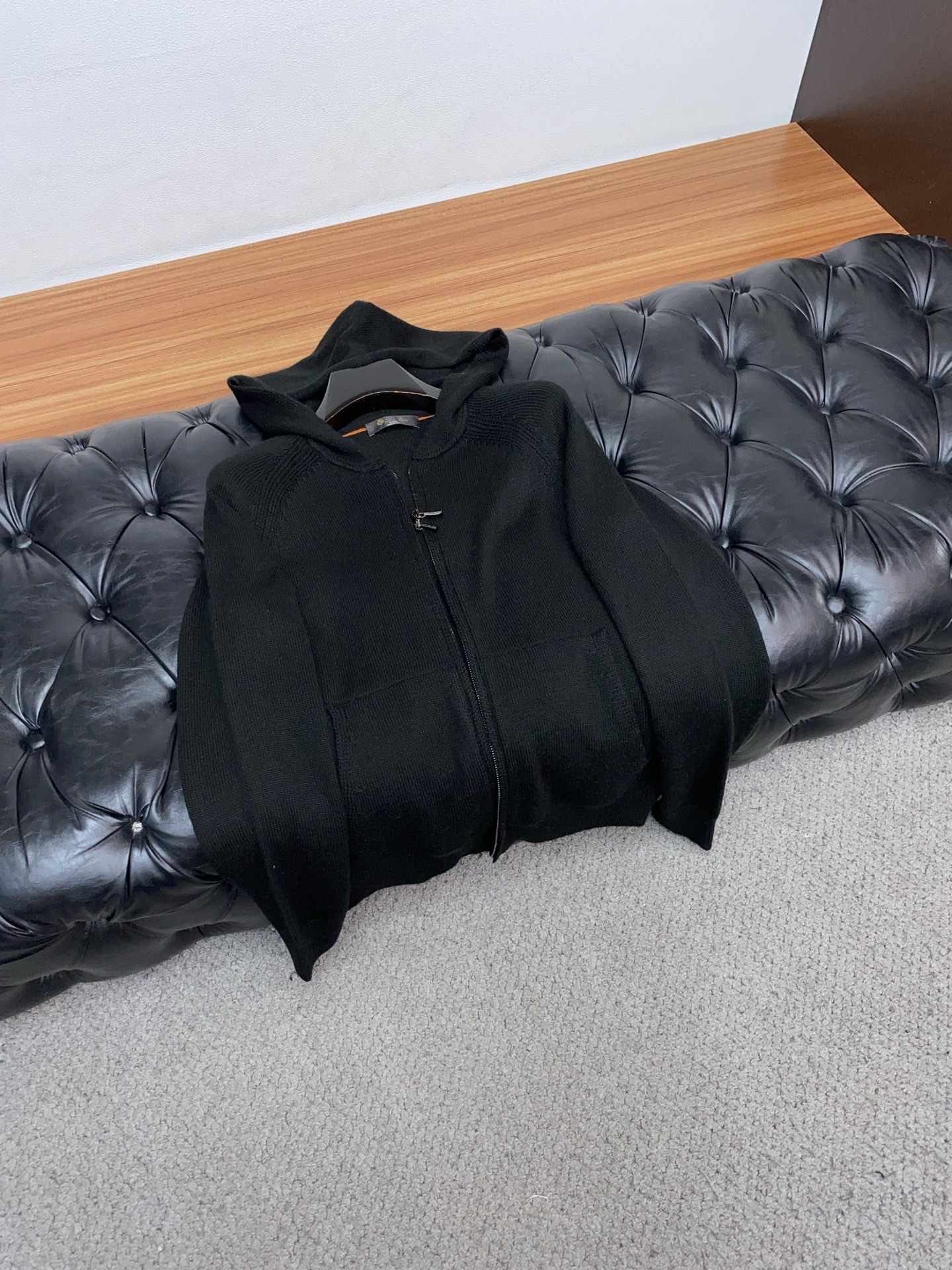 lP🆕 诺悠翩雅 秋冬新款 专柜同步 时尚经典拉链连帽款提花针织羊毛毛衣外套 秋冬必备款 采用羊毛混纺针