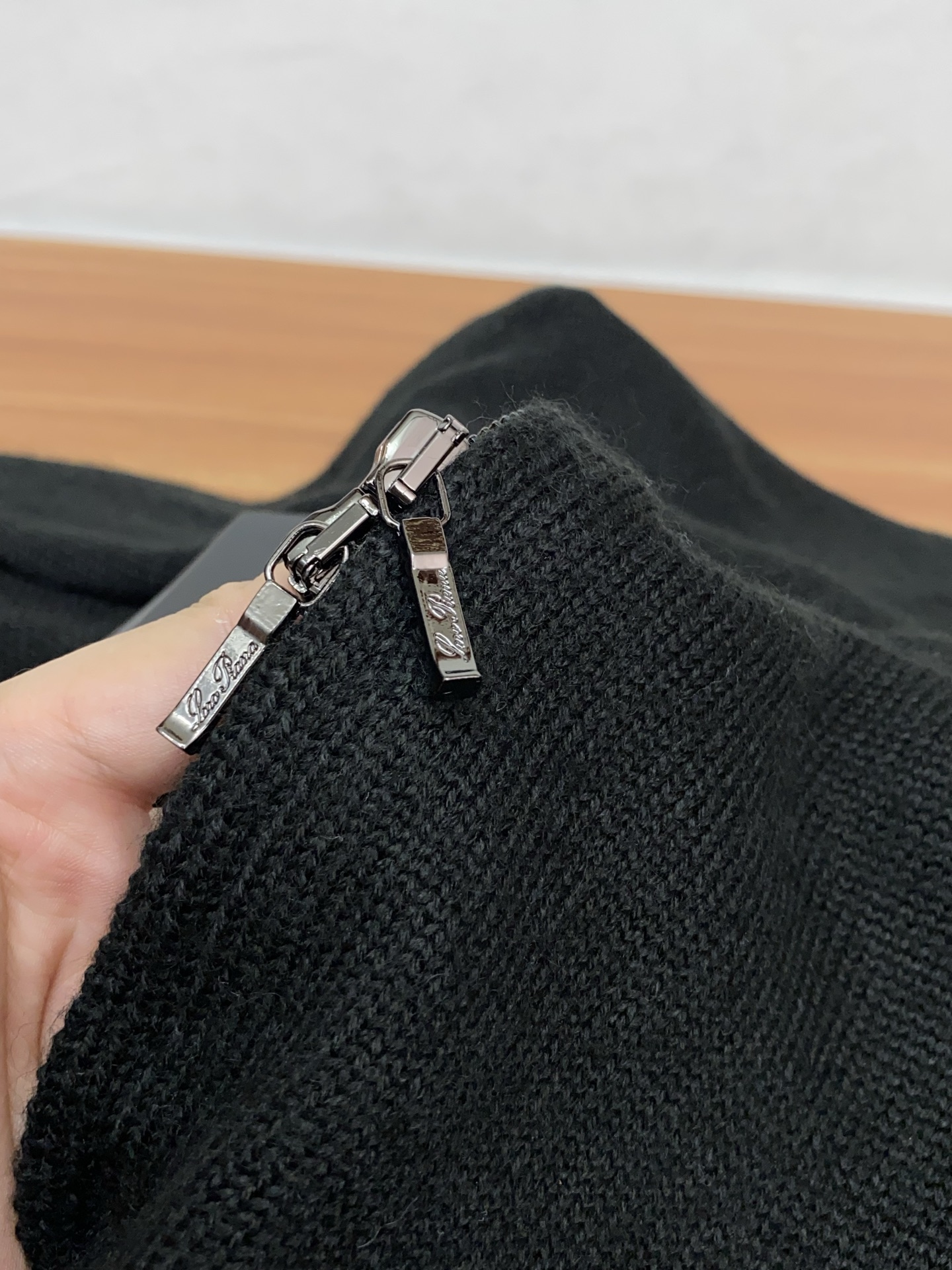 lP🆕 诺悠翩雅 秋冬新款 专柜同步 时尚经典拉链连帽款提花针织羊毛毛衣外套 秋冬必备款 采用羊毛混纺针