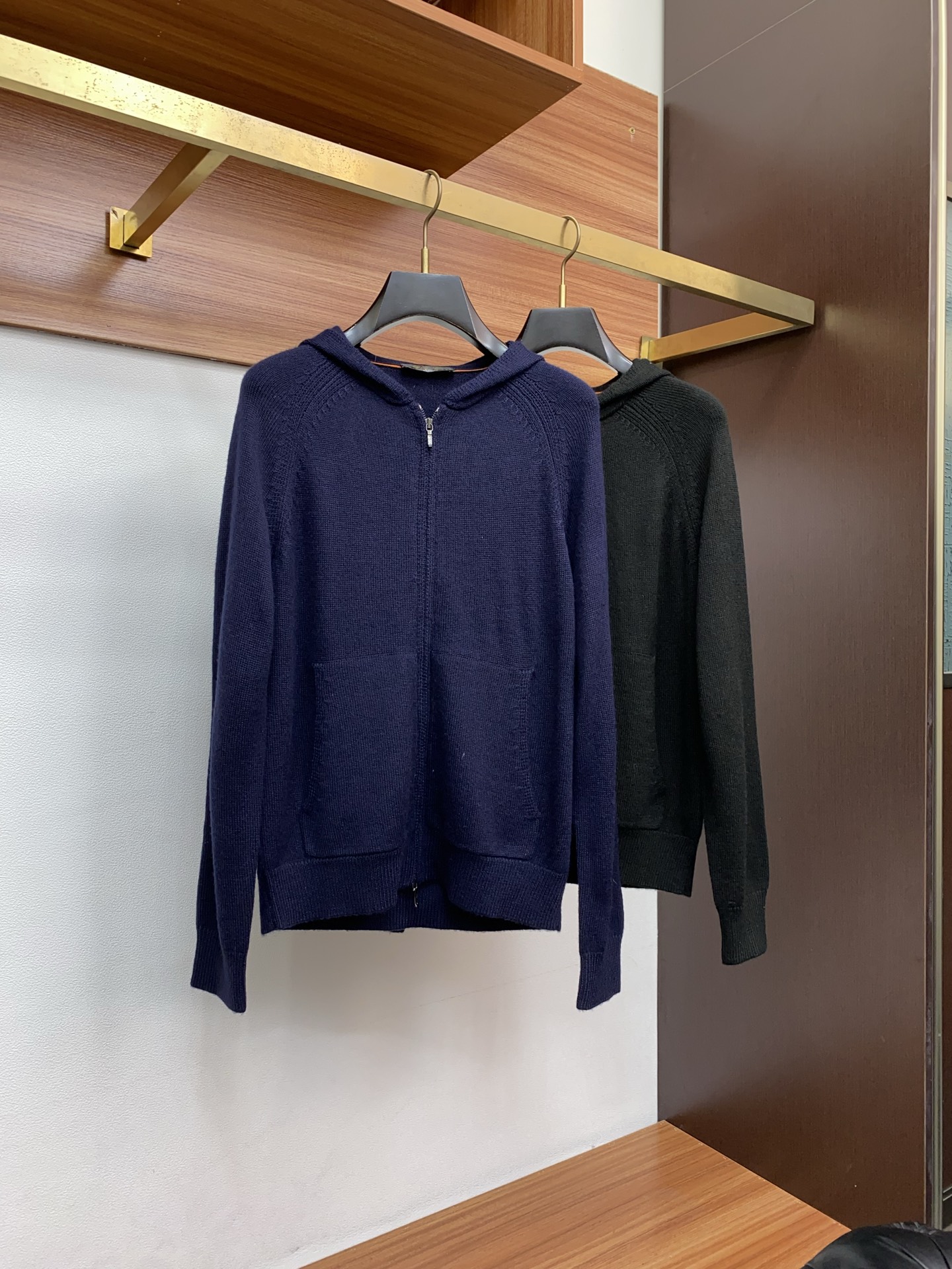 lP🆕 诺悠翩雅 秋冬新款 专柜同步 时尚经典拉链连帽款提花针织羊毛毛衣外套 秋冬必备款 采用羊毛混纺针