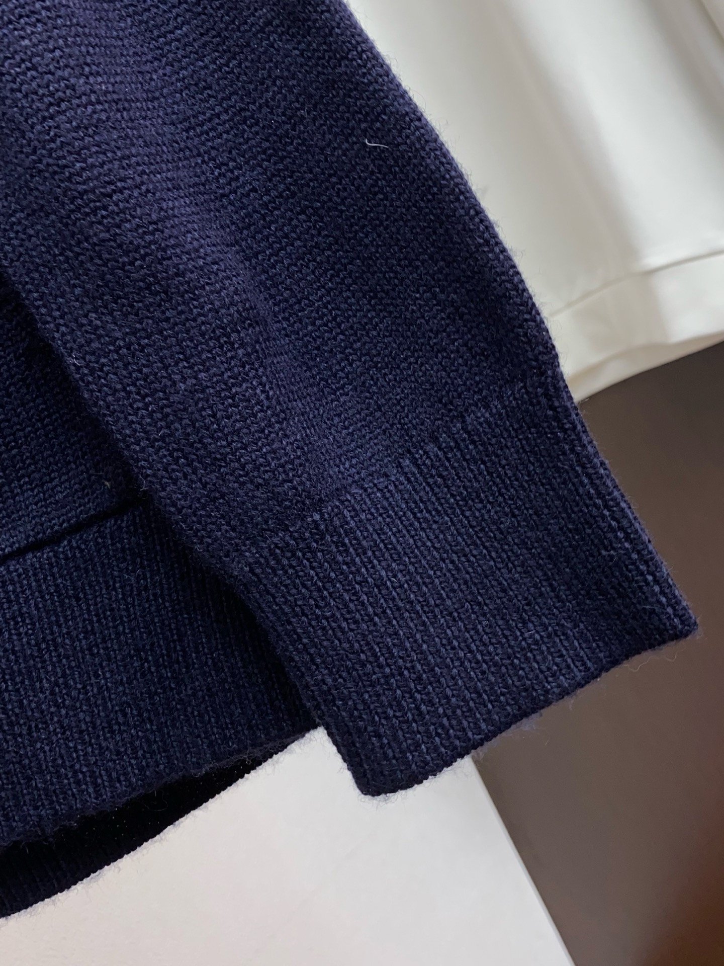 lP🆕 诺悠翩雅 秋冬新款 专柜同步 时尚经典拉链连帽款提花针织羊毛毛衣外套 秋冬必备款 采用羊毛混纺针