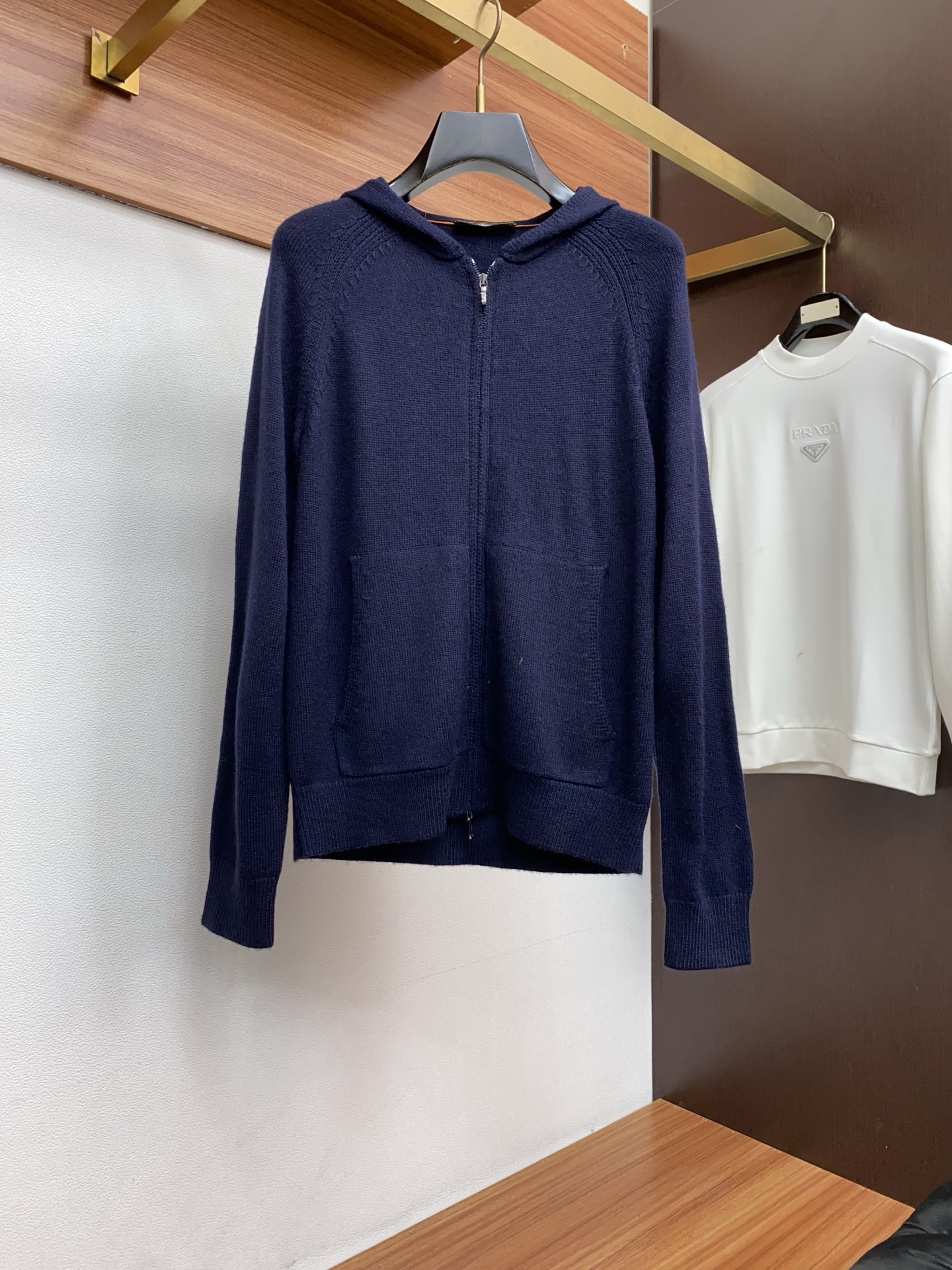 lP🆕 诺悠翩雅 秋冬新款 专柜同步 时尚经典拉链连帽款提花针织羊毛毛衣外套 秋冬必备款 采用羊毛混纺针