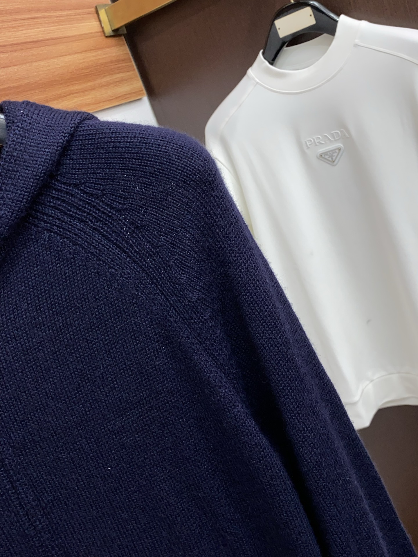 lP🆕 诺悠翩雅 秋冬新款 专柜同步 时尚经典拉链连帽款提花针织羊毛毛衣外套 秋冬必备款 采用羊毛混纺针