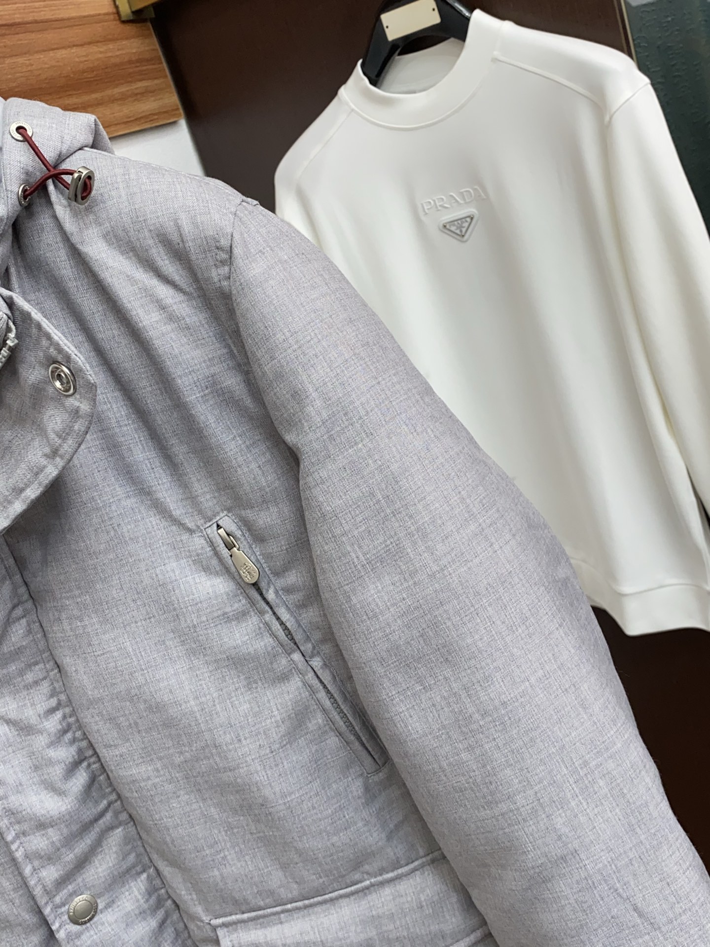 BC 羽绒服25年最新款商务羽绒外套 定制面料 设计便足以吸引你的目光。不仅为整体造型增添了一份干练与精