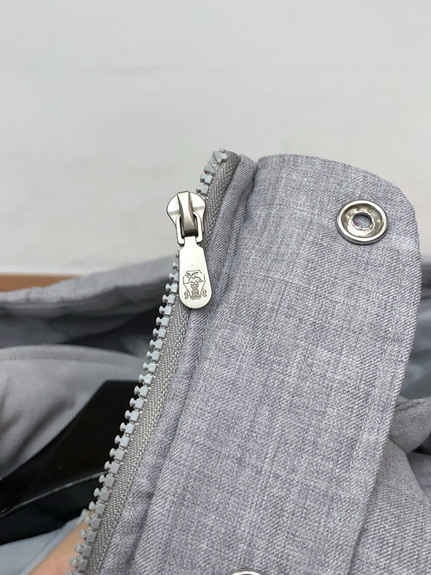 BC 羽绒服25年最新款商务羽绒外套 定制面料 设计便足以吸引你的目光。不仅为整体造型增添了一份干练与精