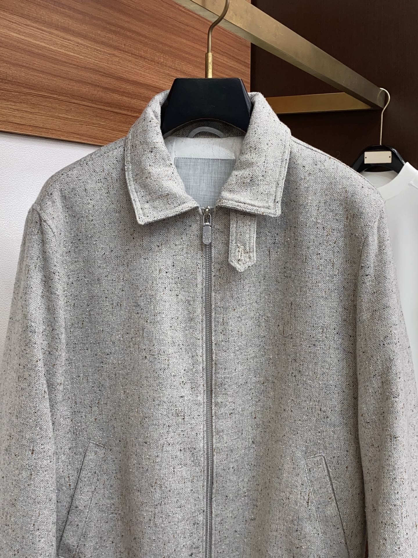 BC 25年最新款商务翻领夹克外套 定制亚麻面料 设计便足以吸引你的目光。不仅为整体造型增添了一份干练与