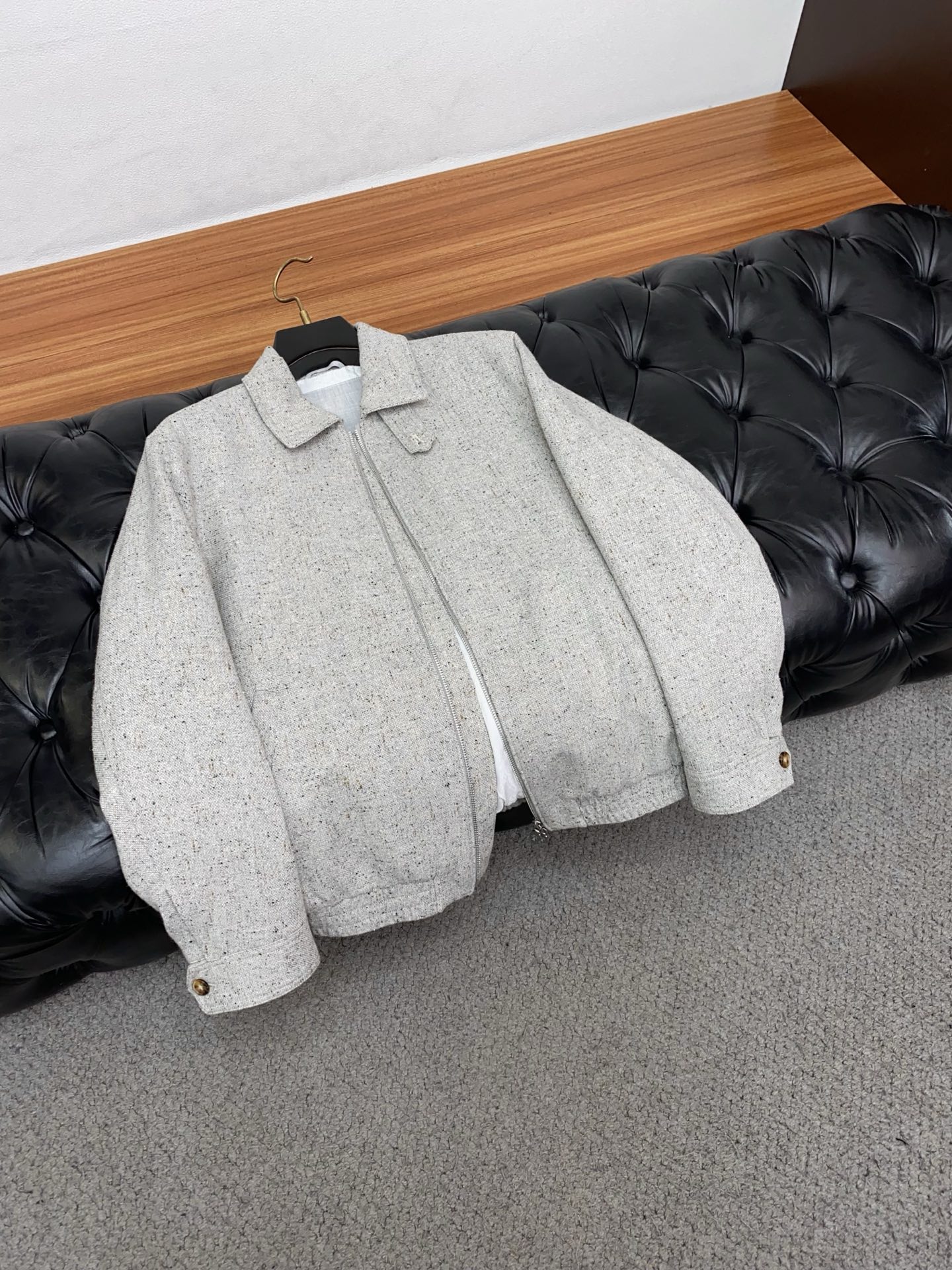 BC 25年最新款商务翻领夹克外套 定制亚麻面料 设计便足以吸引你的目光。不仅为整体造型增添了一份干练与