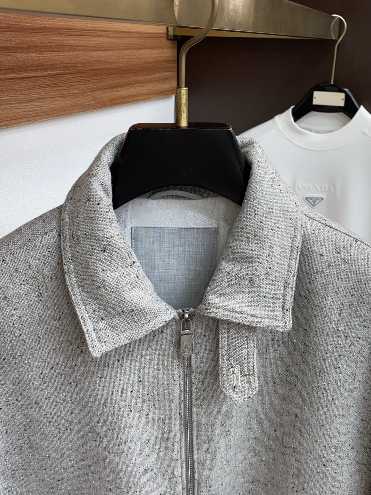 BC 25年最新款商务翻领夹克外套 定制亚麻面料 设计便足以吸引你的目光。不仅为整体造型增添了一份干练与