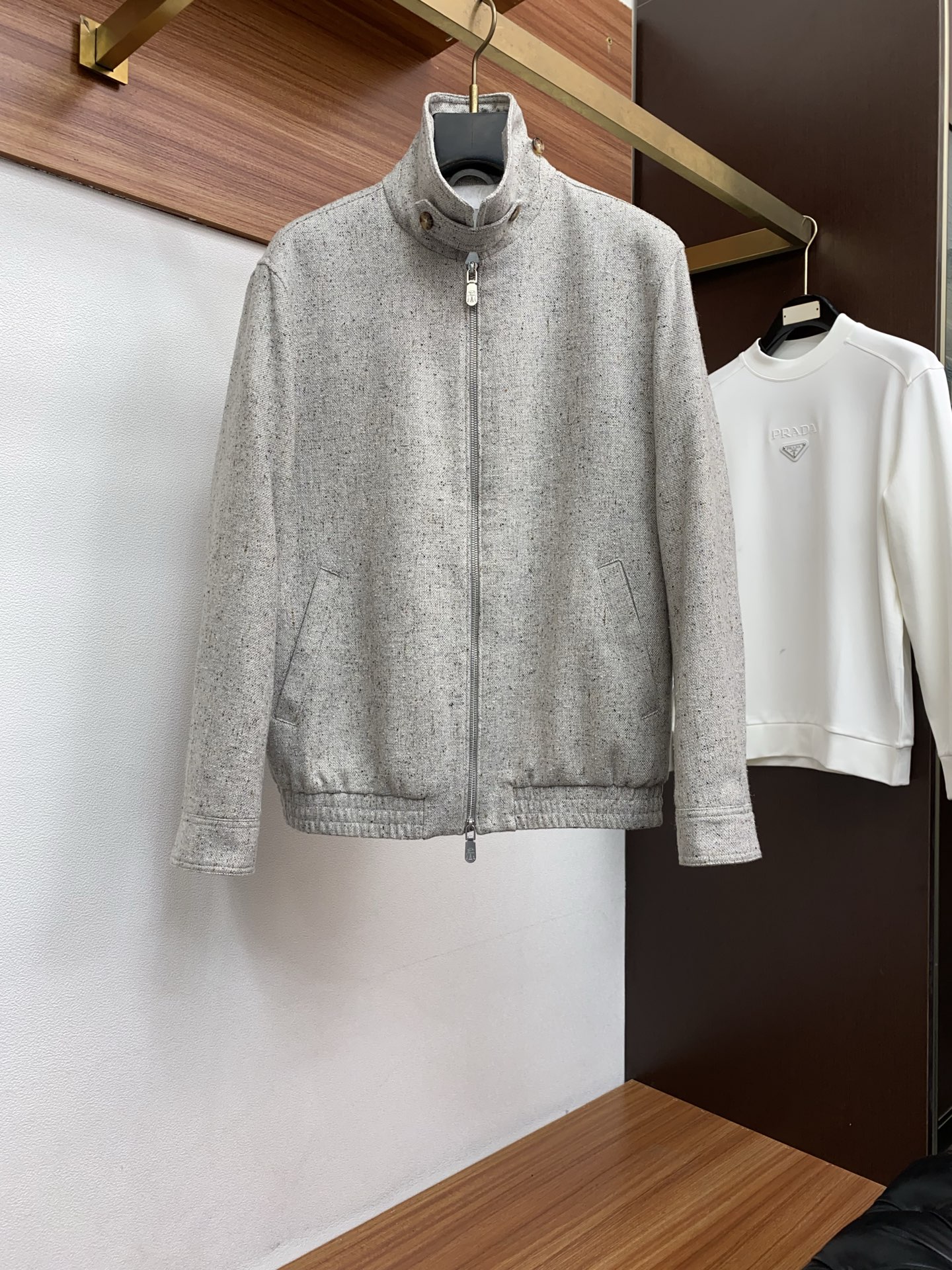 BC 25年最新款商务翻领夹克外套 定制亚麻面料 设计便足以吸引你的目光。不仅为整体造型增添了一份干练与