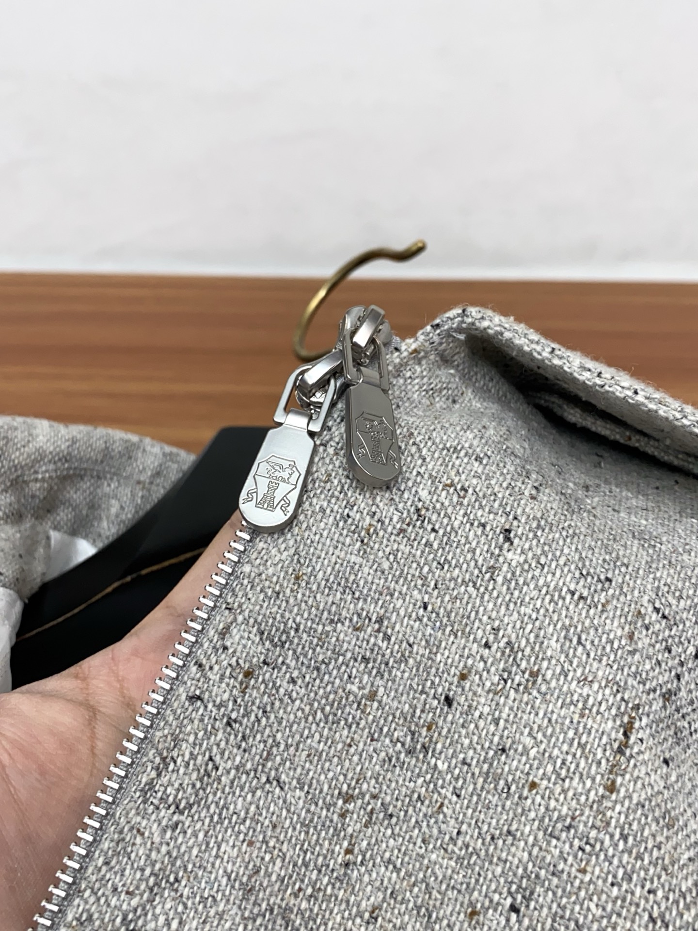 BC 25年最新款商务翻领夹克外套 定制亚麻面料 设计便足以吸引你的目光。不仅为整体造型增添了一份干练与