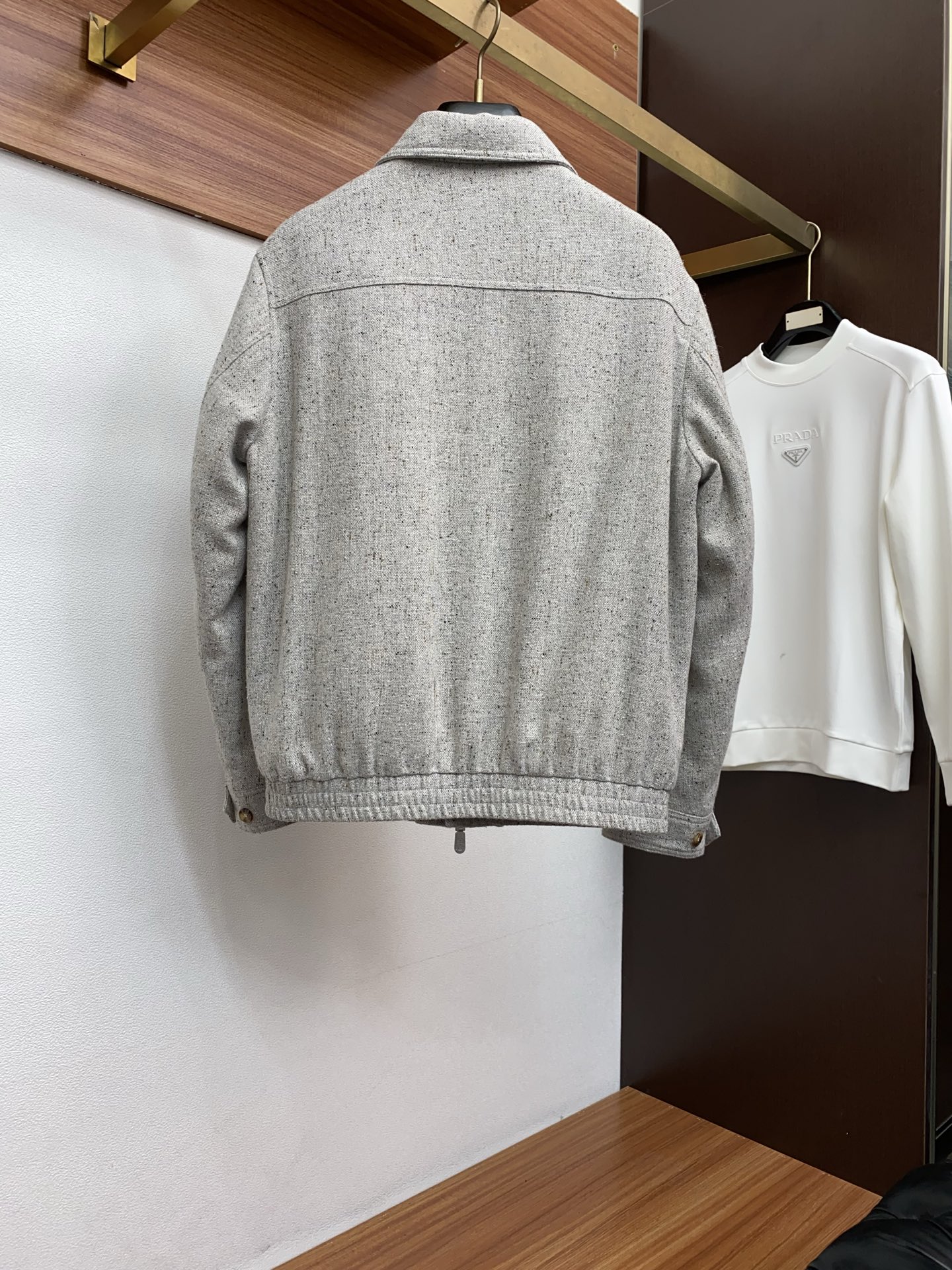 BC 25年最新款商务翻领夹克外套 定制亚麻面料 设计便足以吸引你的目光。不仅为整体造型增添了一份干练与