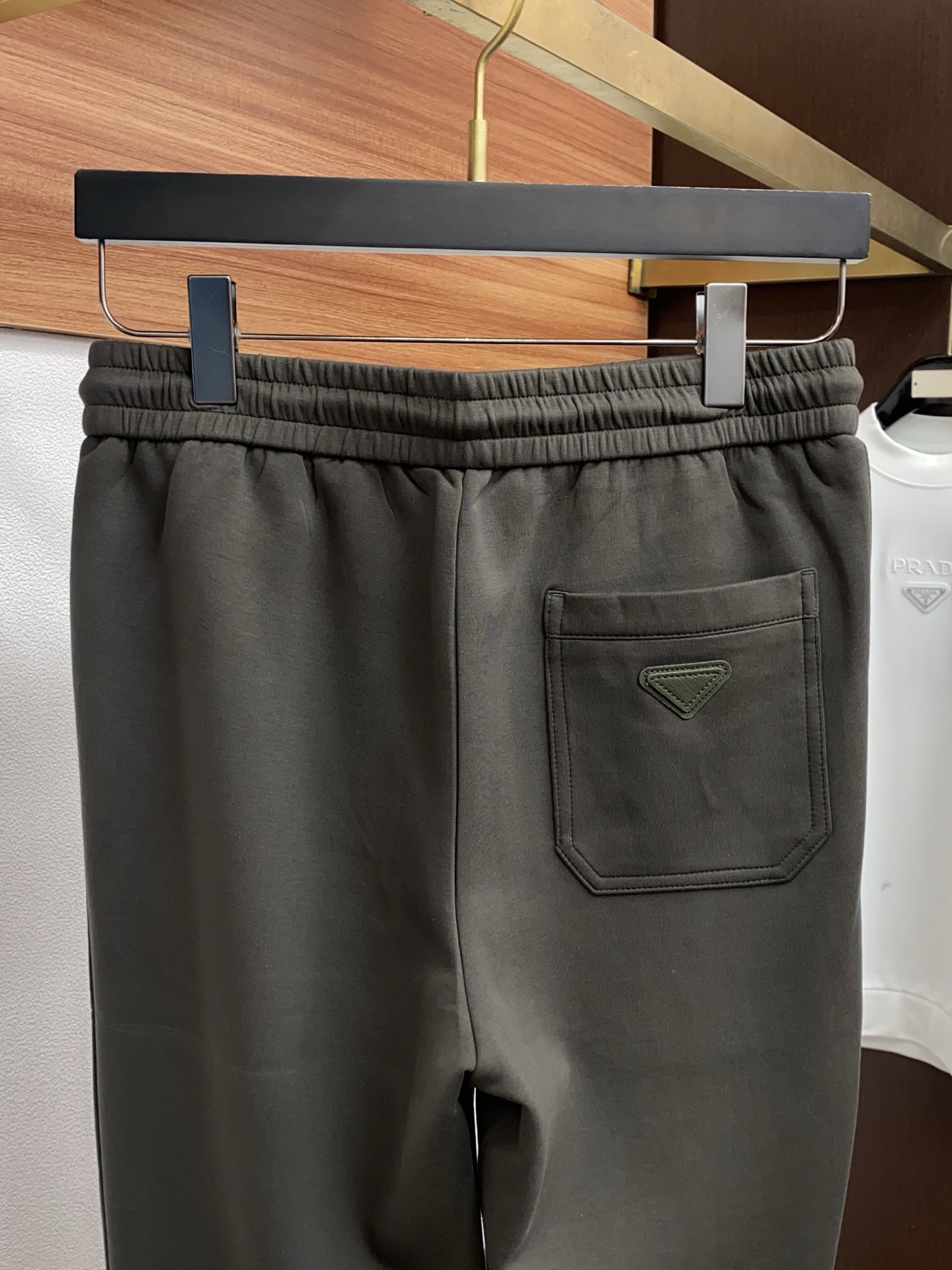 普拉达 秋冬新款休闲裤，老钱风格强势上新，新款不断！！！高级纯棉面料寒冬保暖神器，男士休闲长裤，整体蓬松