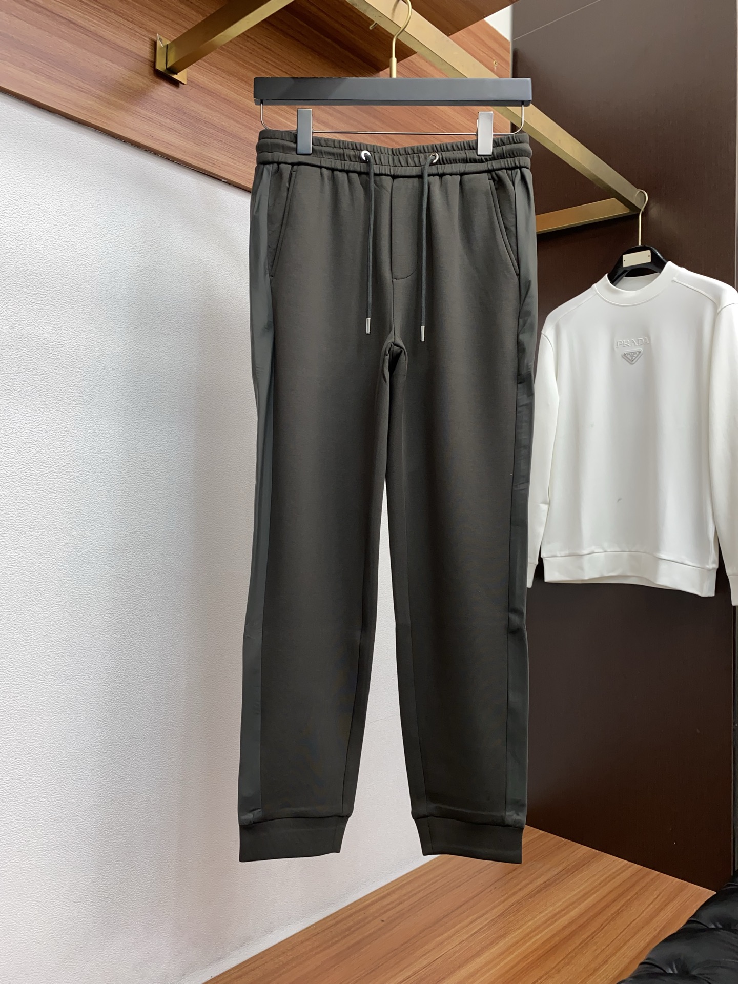 普拉达 秋冬新款休闲裤，老钱风格强势上新，新款不断！！！高级纯棉面料寒冬保暖神器，男士休闲长裤，整体蓬松