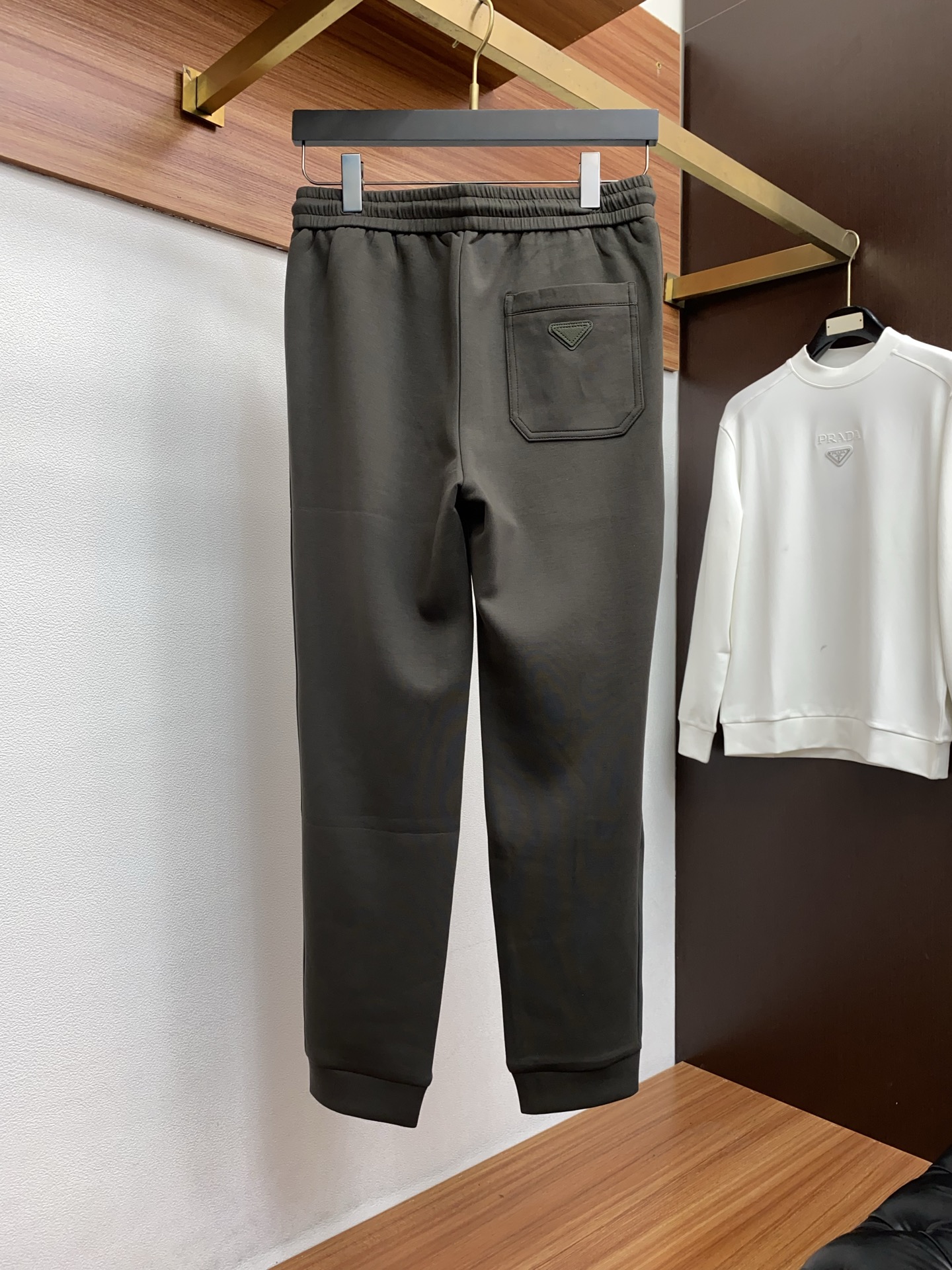 普拉达 秋冬新款休闲裤，老钱风格强势上新，新款不断！！！高级纯棉面料寒冬保暖神器，男士休闲长裤，整体蓬松