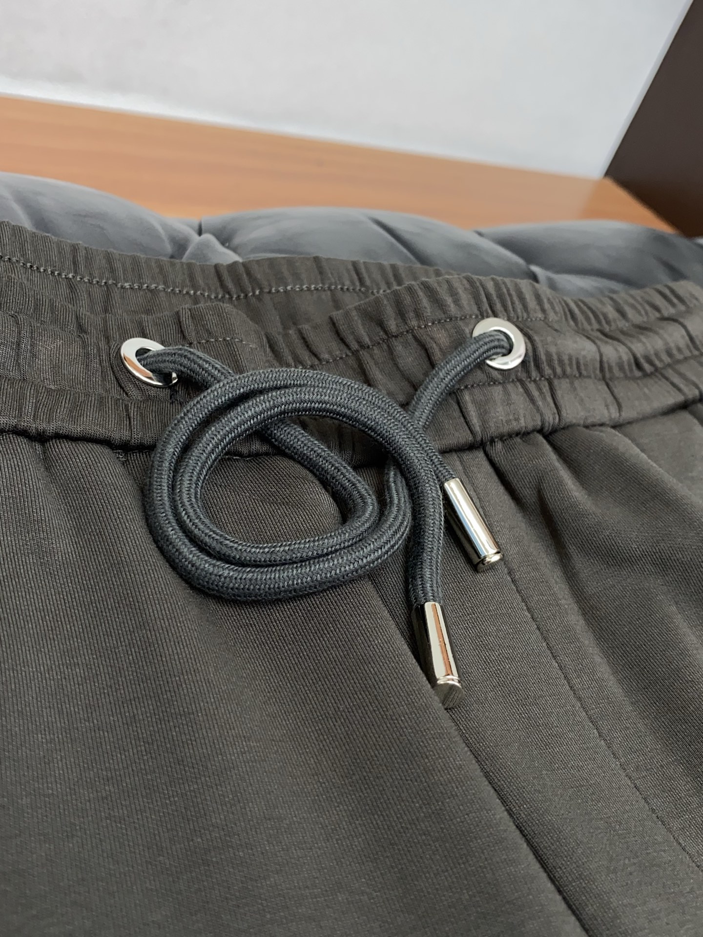 普拉达 秋冬新款休闲裤，老钱风格强势上新，新款不断！！！高级纯棉面料寒冬保暖神器，男士休闲长裤，整体蓬松