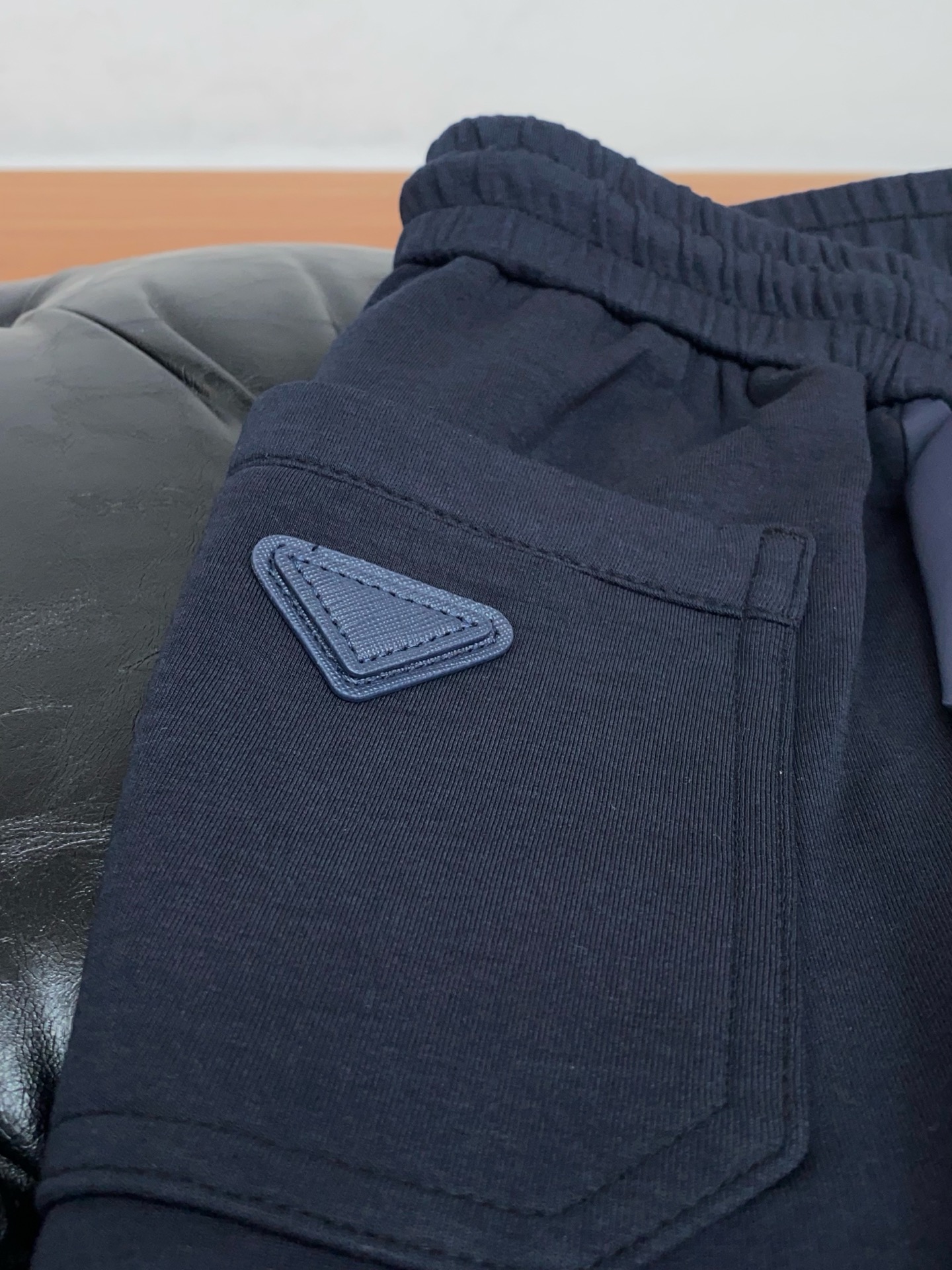 普拉达 秋冬新款休闲裤，老钱风格强势上新，新款不断！！！高级纯棉面料寒冬保暖神器，男士休闲长裤，整体蓬松