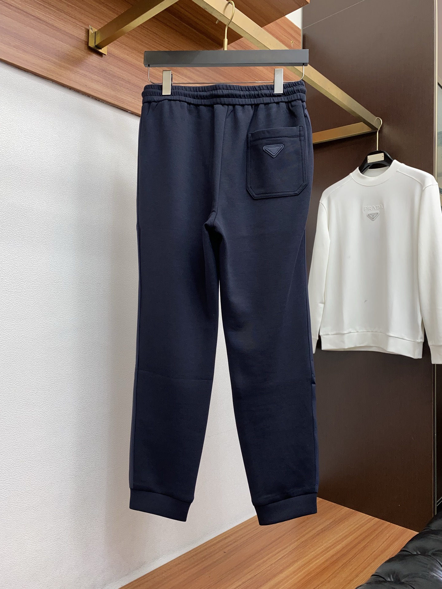 普拉达 秋冬新款休闲裤，老钱风格强势上新，新款不断！！！高级纯棉面料寒冬保暖神器，男士休闲长裤，整体蓬松