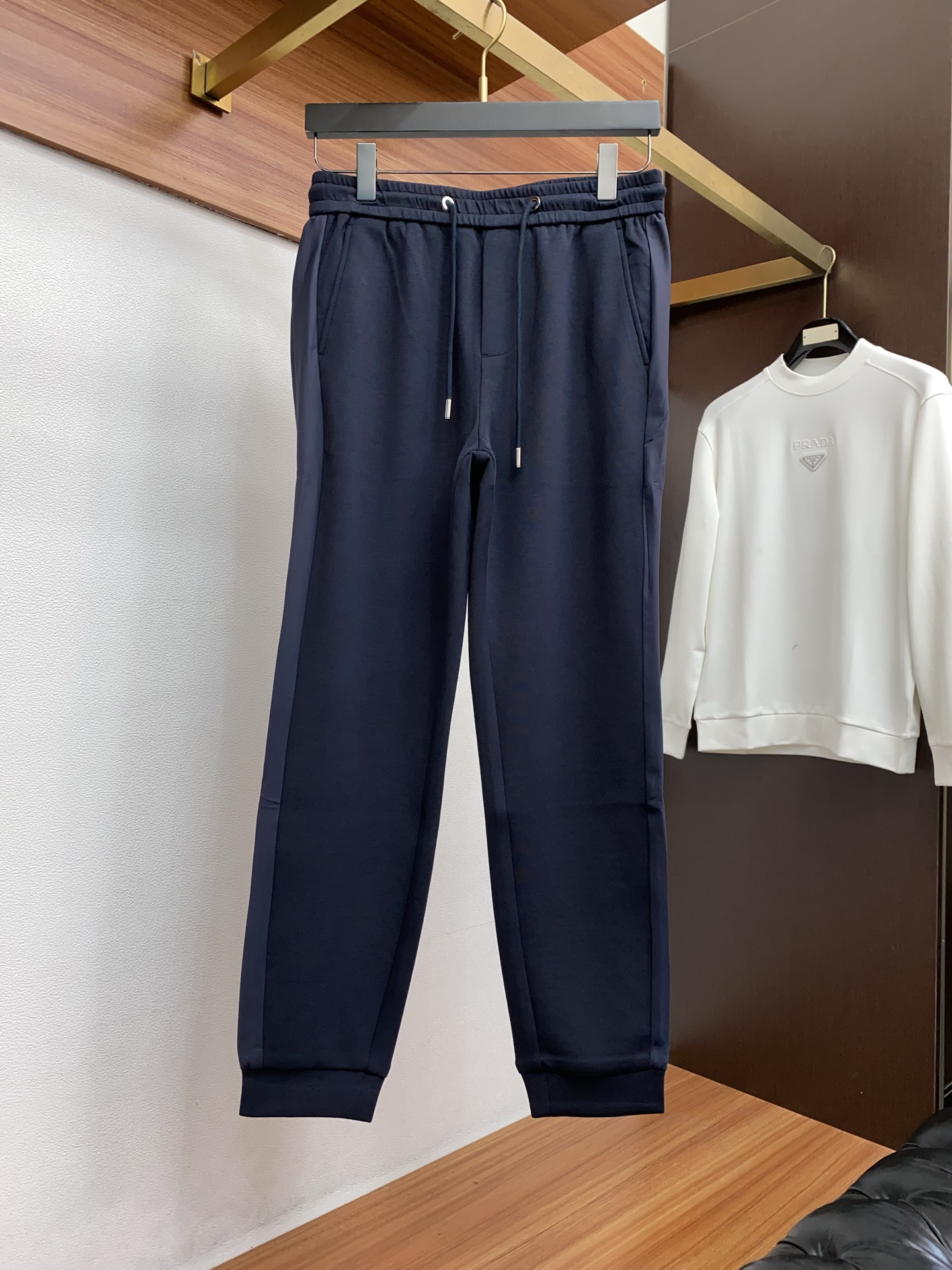 普拉达 秋冬新款休闲裤，老钱风格强势上新，新款不断！！！高级纯棉面料寒冬保暖神器，男士休闲长裤，整体蓬松