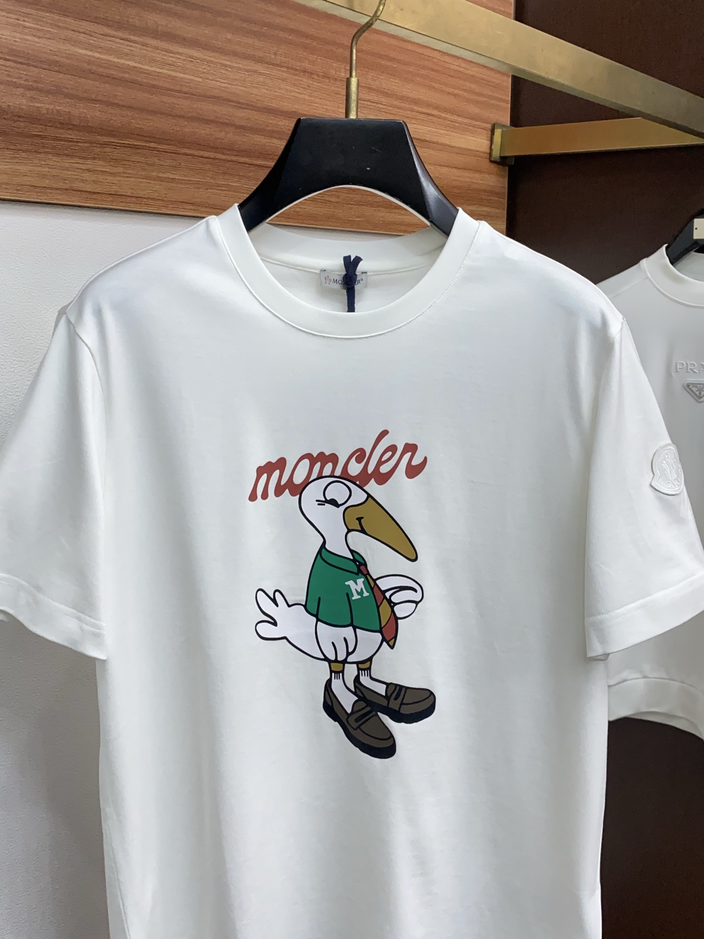 蒙口 26SS早春短袖T恤甄选软糯亲肤100支丝光棉面料制成，标准版圆领短袖裁剪，更适合日常穿着。简约不