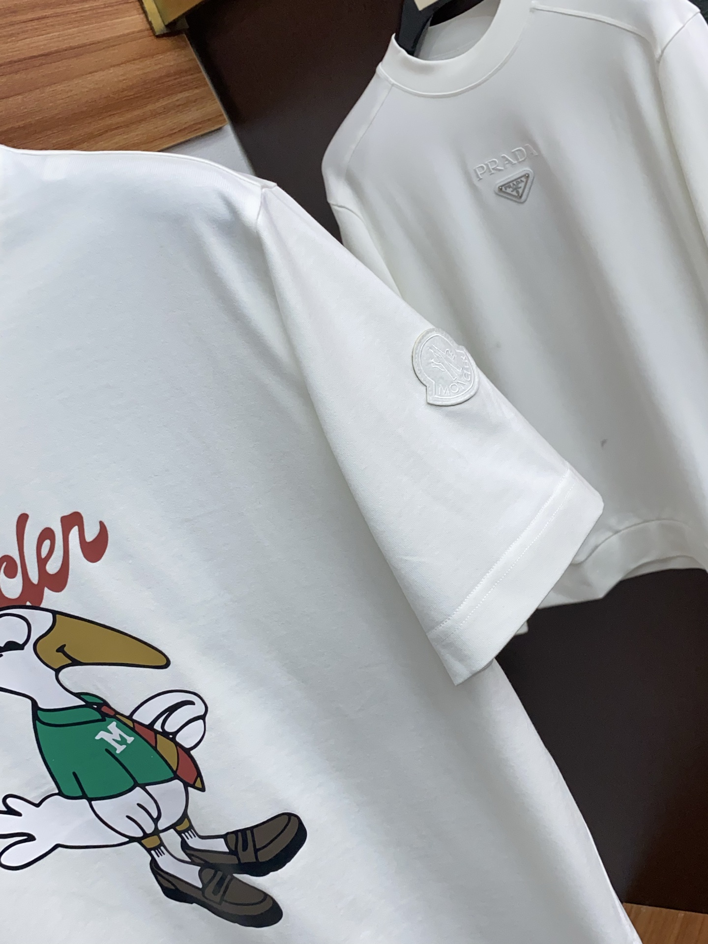 蒙口 26SS早春短袖T恤甄选软糯亲肤100支丝光棉面料制成，标准版圆领短袖裁剪，更适合日常穿着。简约不