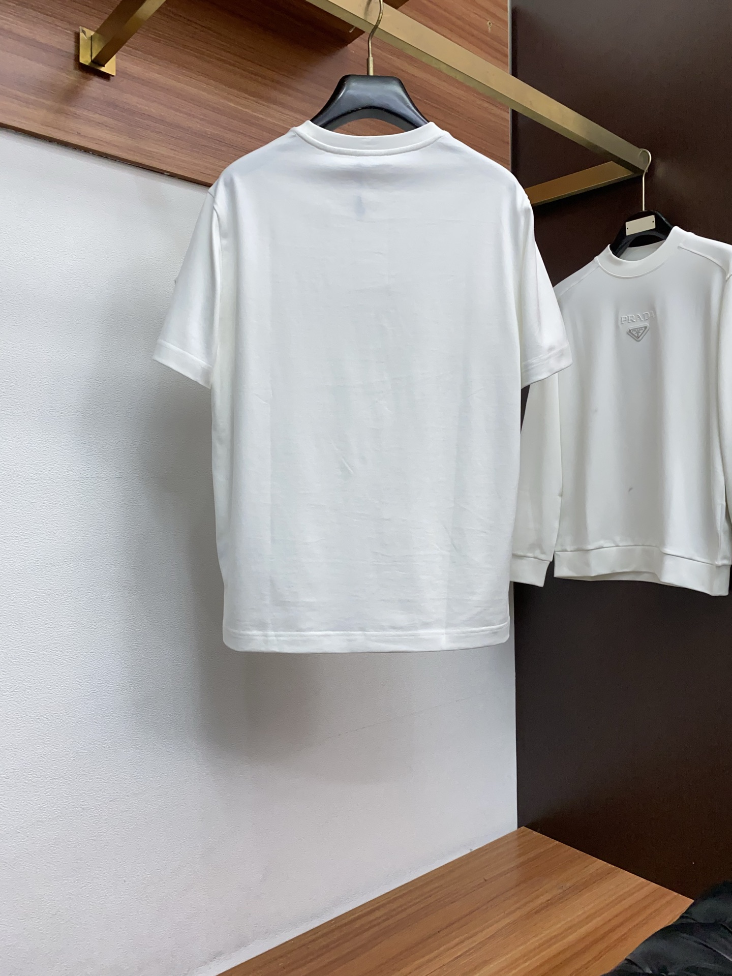 蒙口 26SS早春短袖T恤甄选软糯亲肤100支丝光棉面料制成，标准版圆领短袖裁剪，更适合日常穿着。简约不