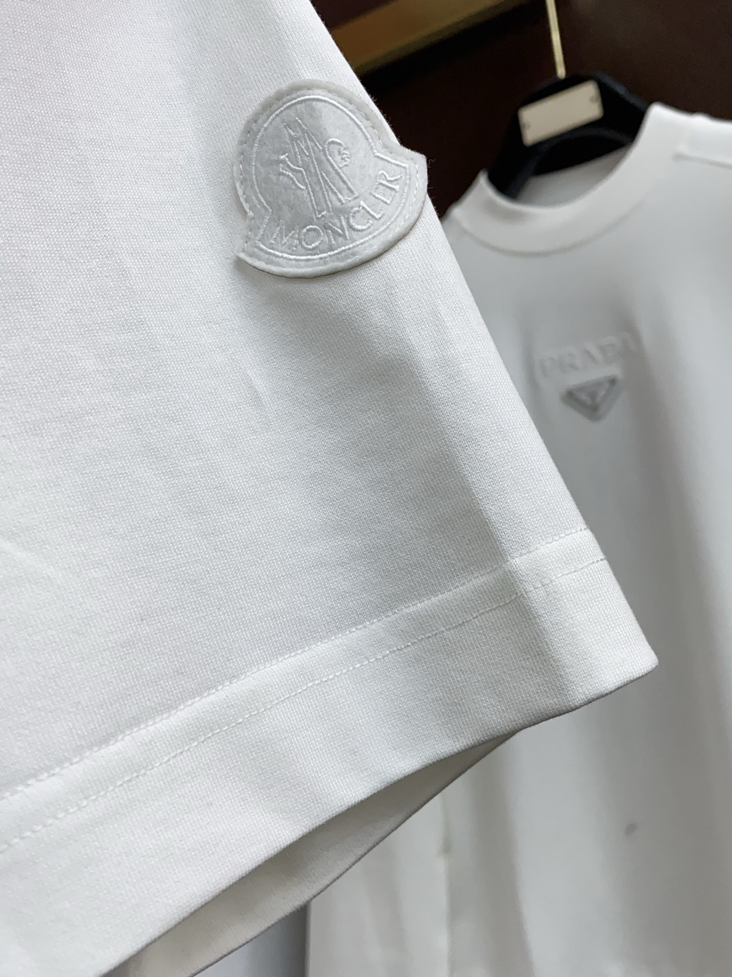 蒙口 26SS早春短袖T恤甄选软糯亲肤100支丝光棉面料制成，标准版圆领短袖裁剪，更适合日常穿着。简约不