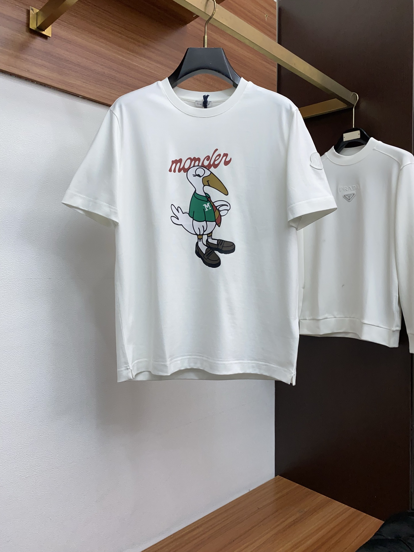 蒙口 26SS早春短袖T恤甄选软糯亲肤100支丝光棉面料制成，标准版圆领短袖裁剪，更适合日常穿着。简约不