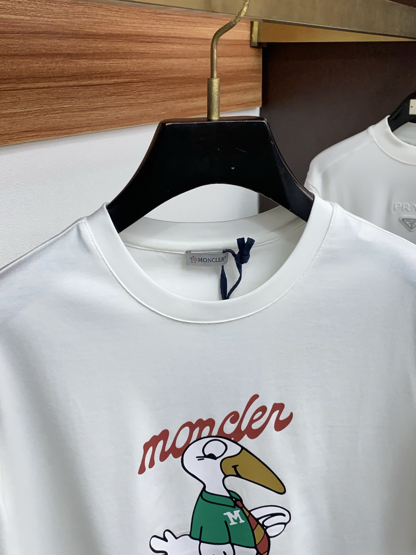 蒙口 26SS早春短袖T恤甄选软糯亲肤100支丝光棉面料制成，标准版圆领短袖裁剪，更适合日常穿着。简约不