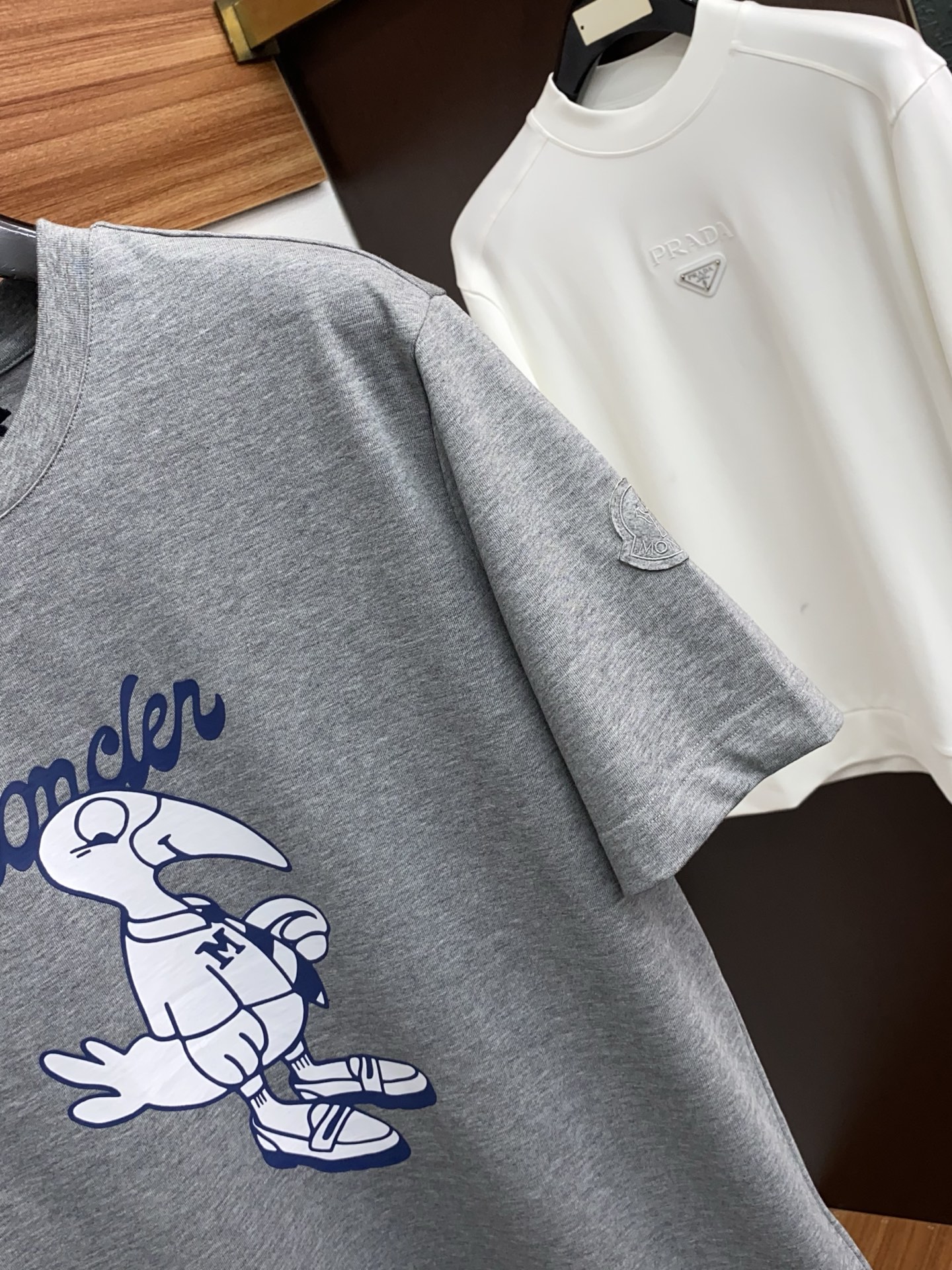 蒙口 26SS早春短袖T恤甄选软糯亲肤100支丝光棉面料制成，标准版圆领短袖裁剪，更适合日常穿着。简约不